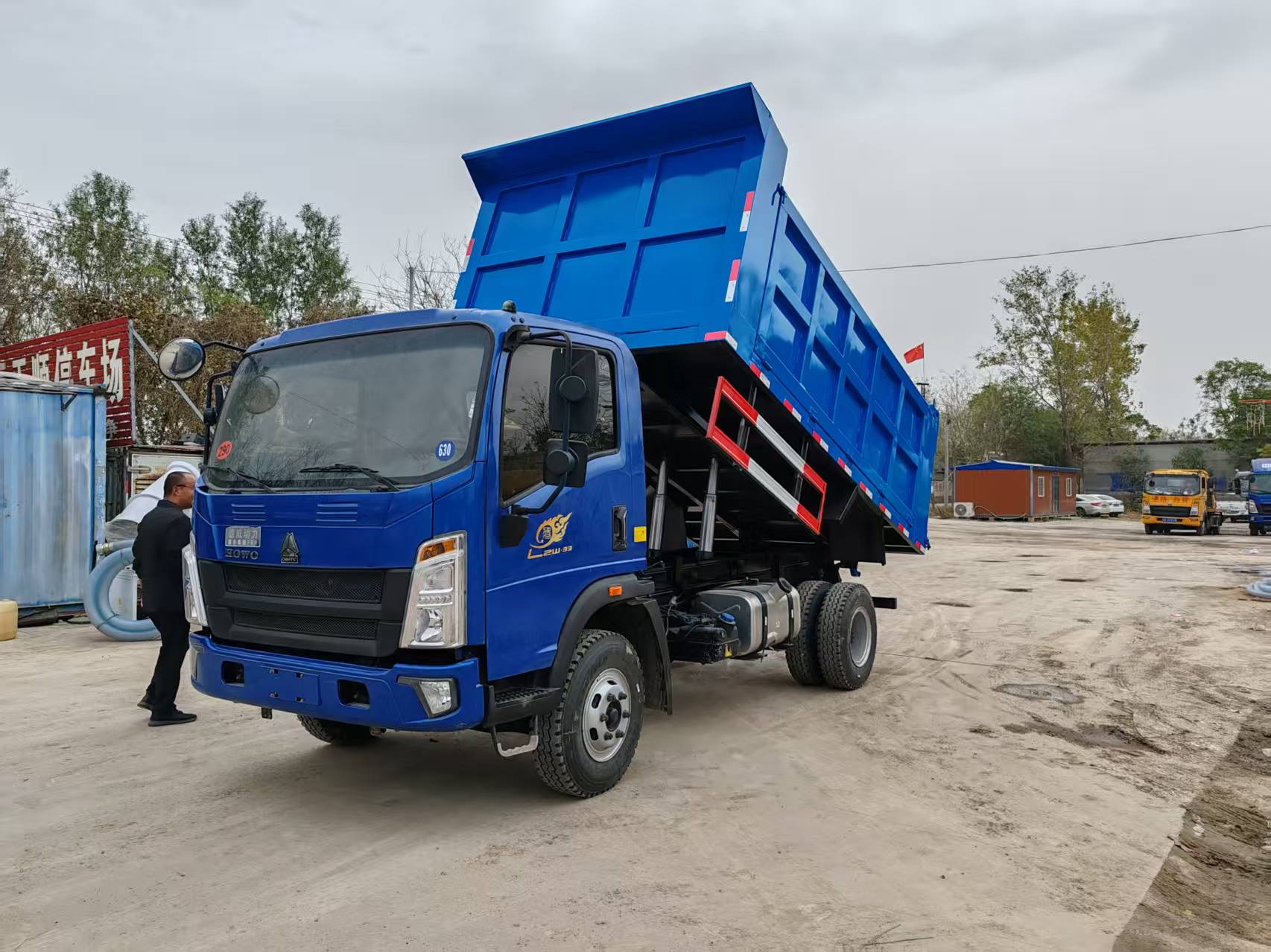 Sinotruk Howo 5-ton Dump Truck, Large Rear Eight-Wheel Heavy-Duty Dump Truck, Tipper Truck for Ore and Muck Transportation, for Construction Site Use