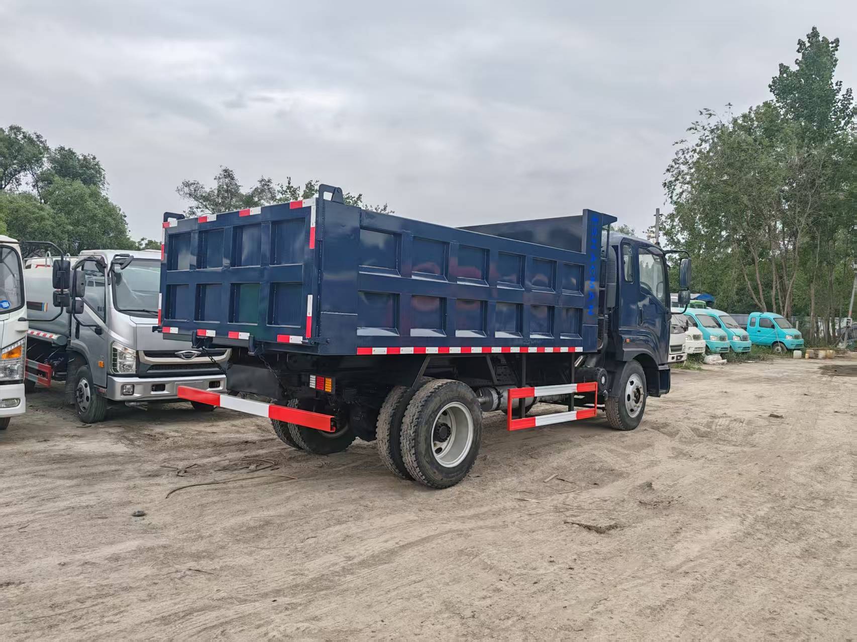 Sinotruk Howo 5-ton Dump Truck, Large Rear Eight-Wheel Heavy-Duty Dump Truck, Tipper Truck for Ore and Muck Transportation, for Construction Site Use