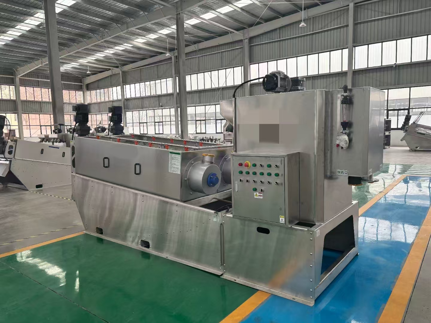 Type 102 screw-type sludge dewatering machine: The water turns yellow but does not stink.