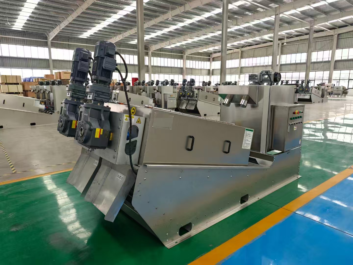 The 201 type screw-type sludge dewatering machine can handle both industrial wastewater and livestock wastewater.