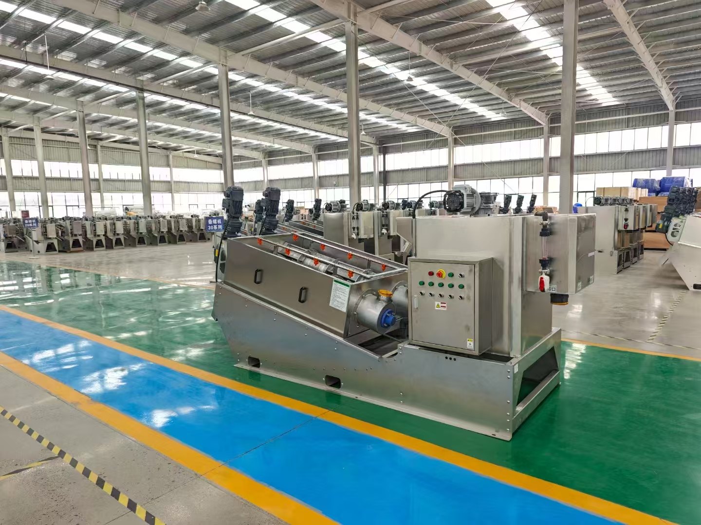 The 201 type screw-type sludge dewatering machine can handle both industrial wastewater and livestock wastewater.