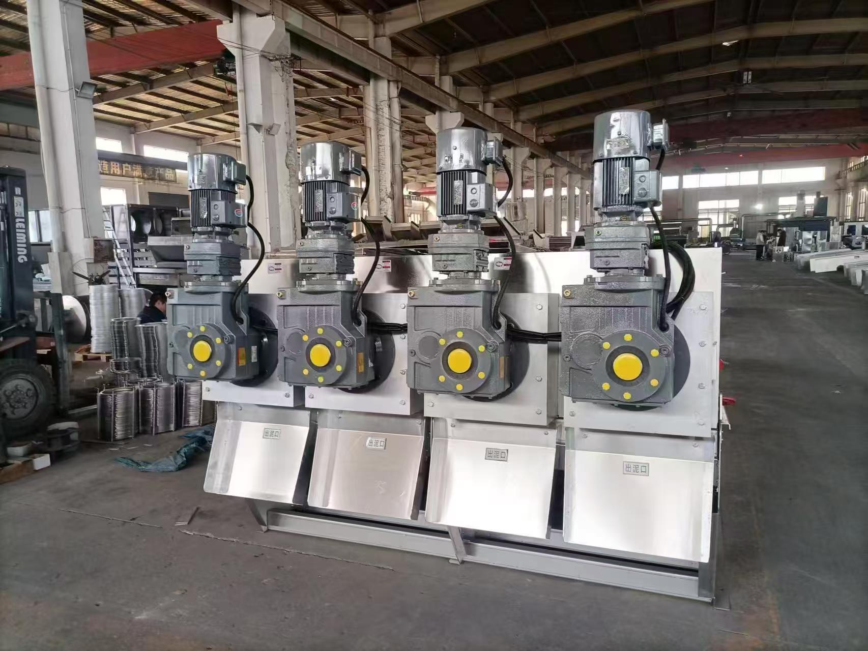SD404 type screw-type sludge dewatering machine. The treated water has turned yellow.