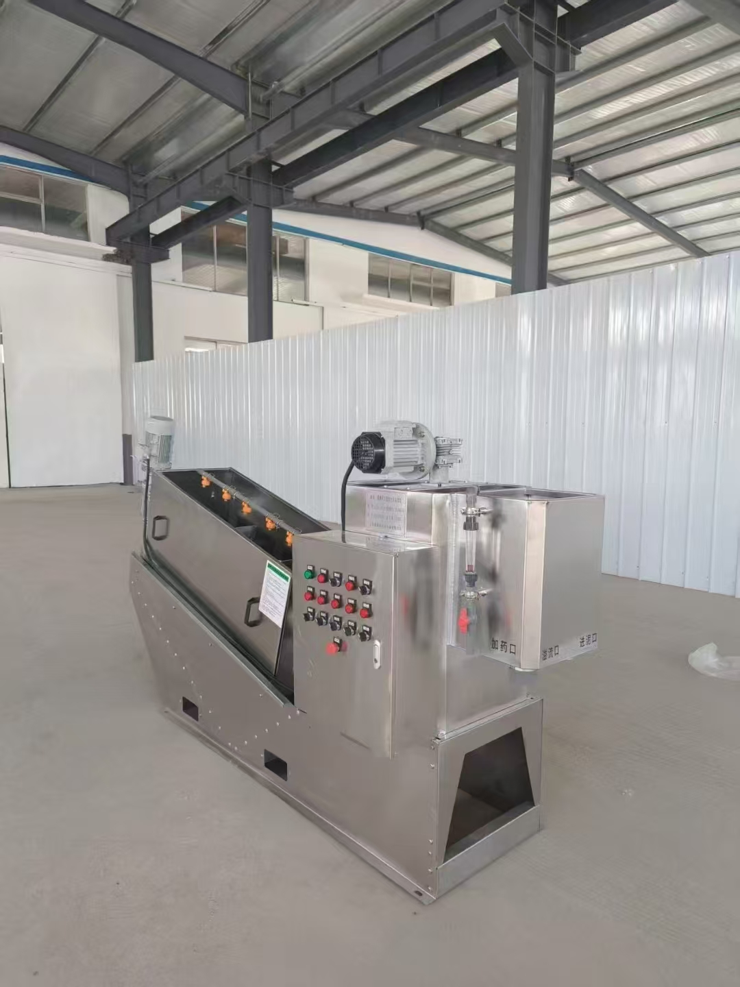 The 201 type screw-type sludge dewatering machine can handle both industrial wastewater and livestock wastewater.