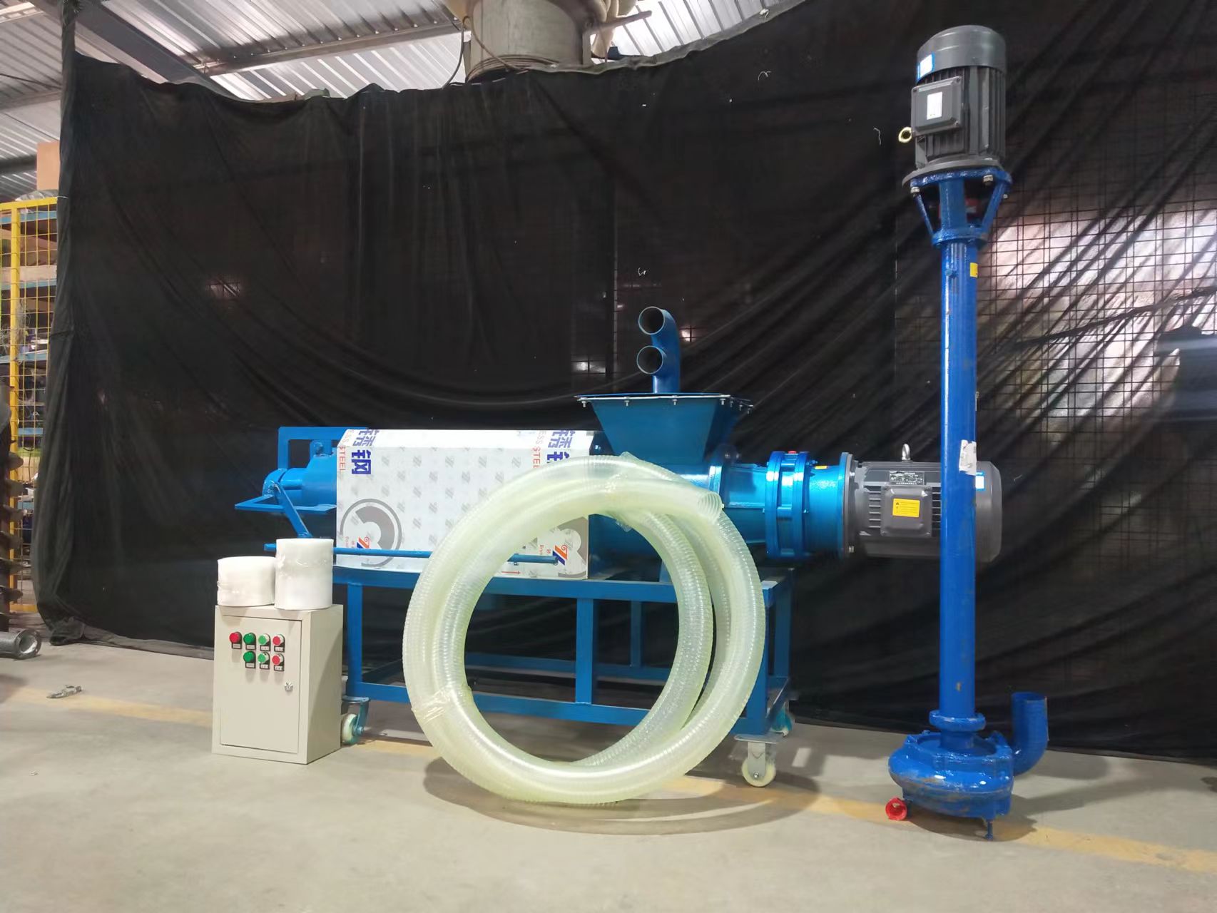 Vertical plate type dry-wet separator, dry-wet separator, separator
