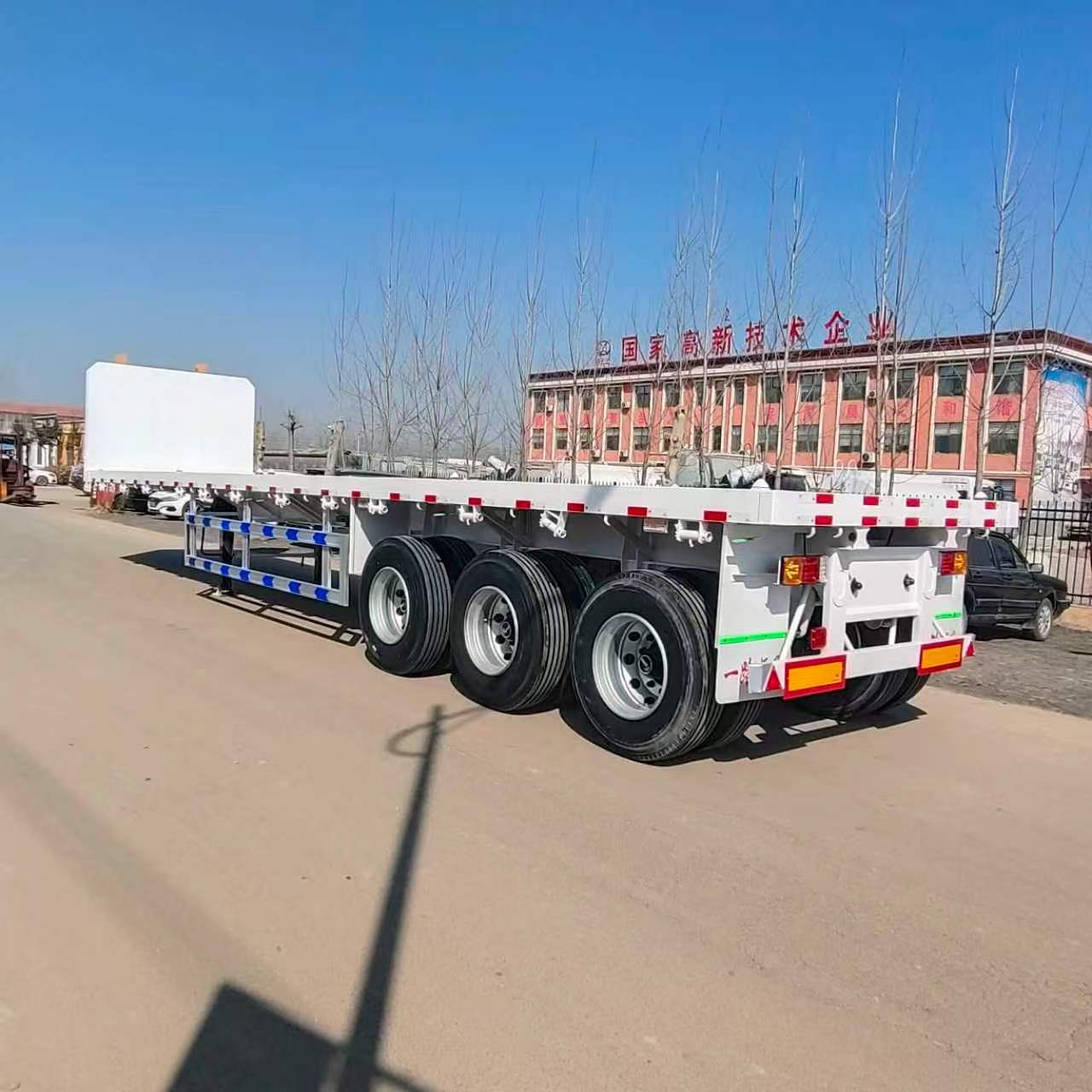 Flatbed Semi-Trailer, Load Capacity ＞30000kg, For Heavy Equipment Transportation, Customizable