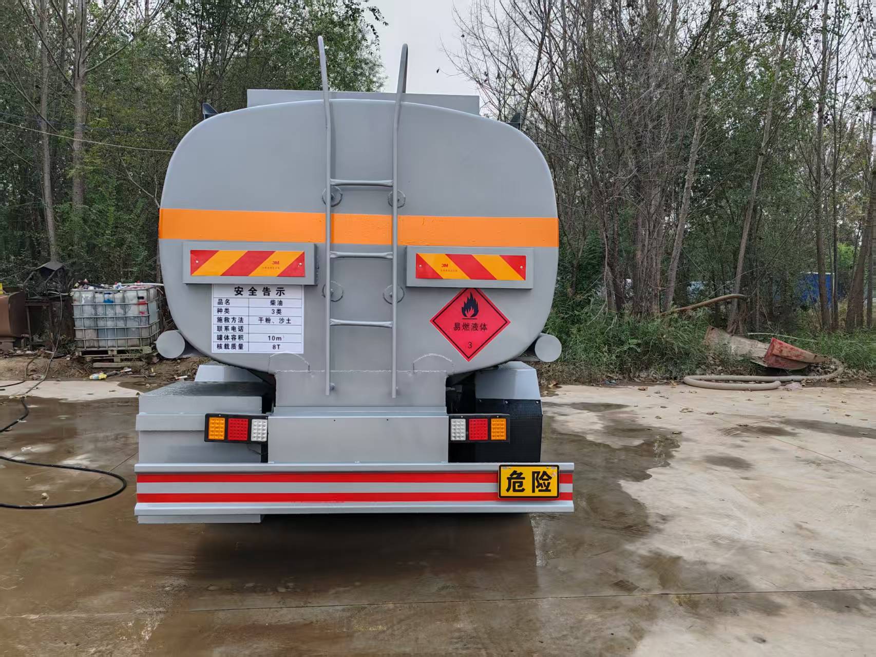 Heavy industry Haowo large mobile refueling tanker, diesel transport vehicle, small and medium-sized oil transport vehicle, many models