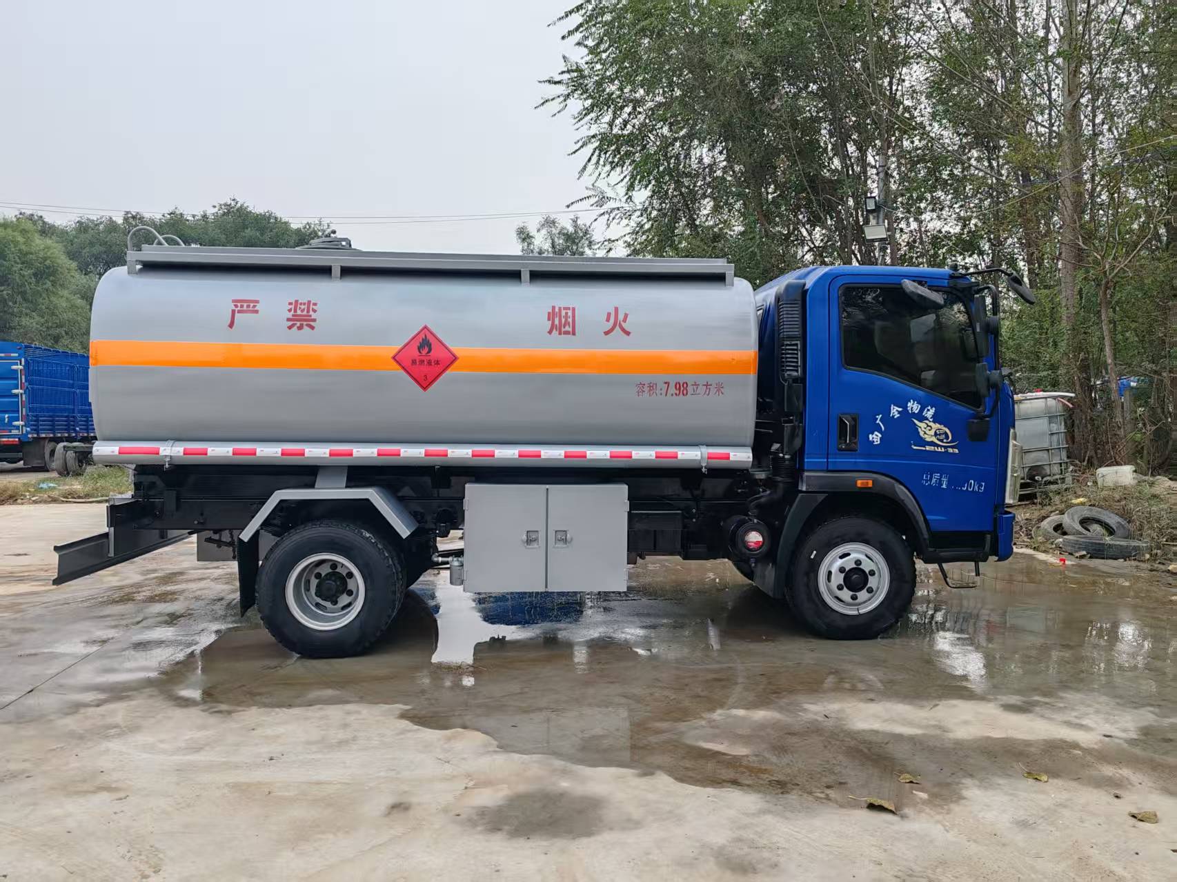 Heavy industry Haowo large mobile refueling tanker, diesel transport vehicle, small and medium-sized oil transport vehicle, many models