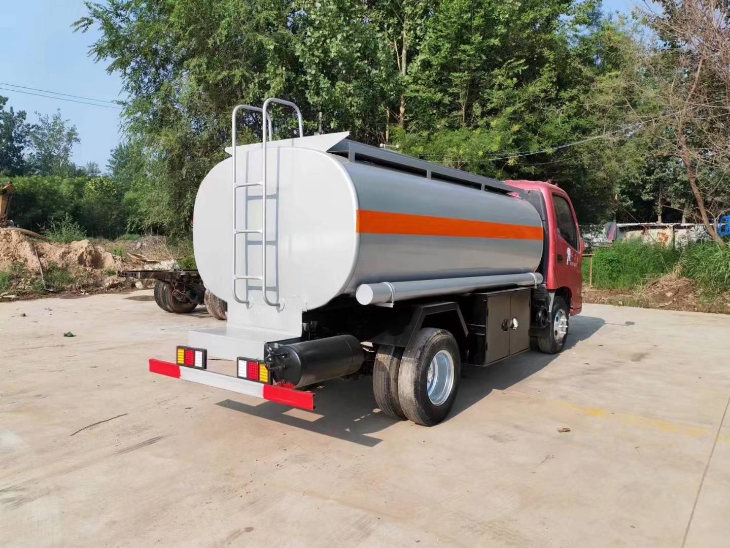 Heavy industry Haowo large mobile refueling tanker, diesel transport vehicle, small and medium-sized oil transport vehicle, many models