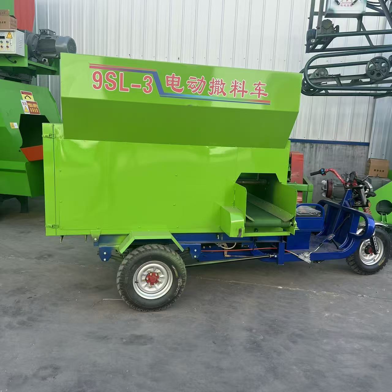 Electric/Diesel Cattle & Sheep Barn Feed Spreader Truck, TMR Feed Uniform Feeding Vehicle