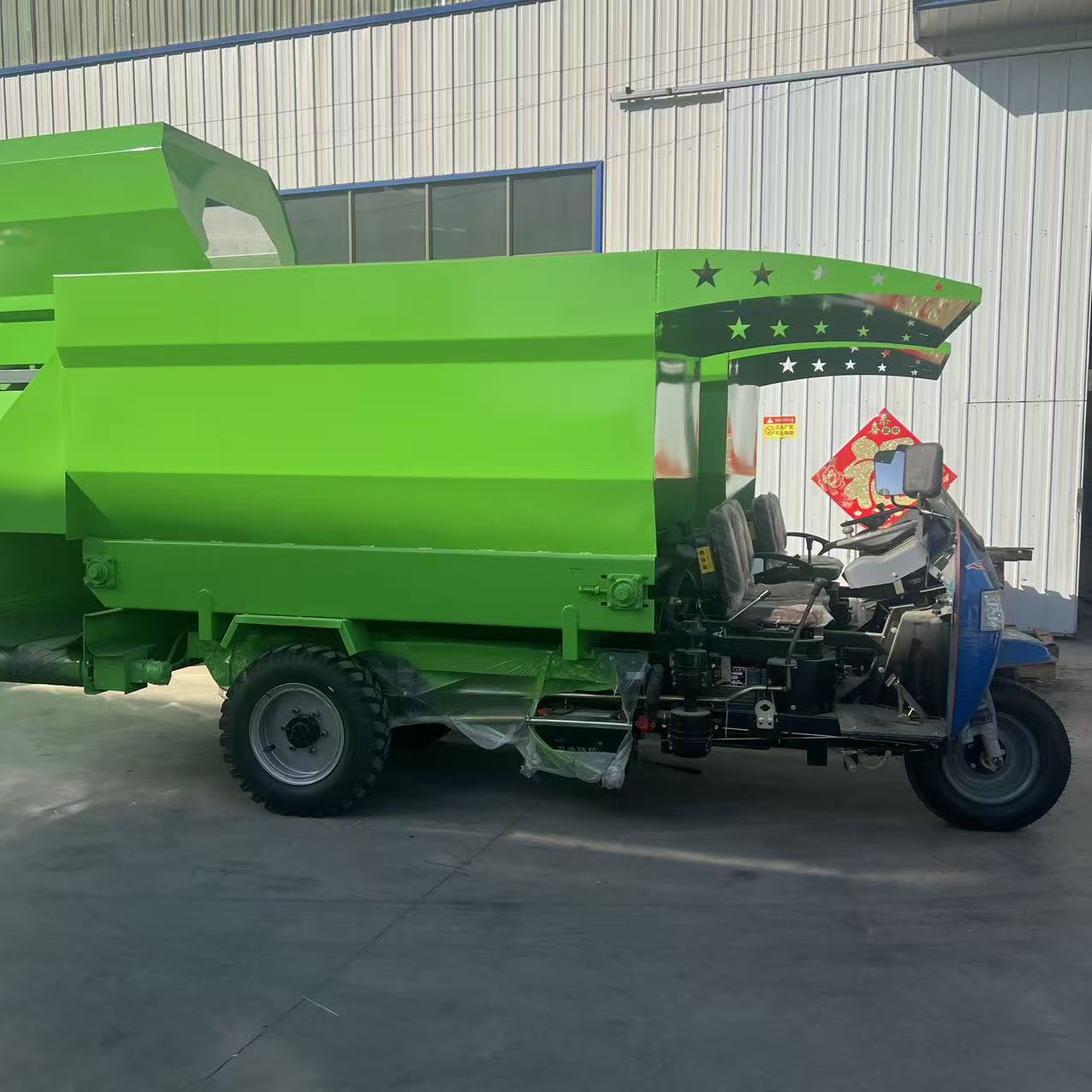 Electric/Diesel Cattle & Sheep Barn Feed Spreader Truck, TMR Feed Uniform Feeding Vehicle