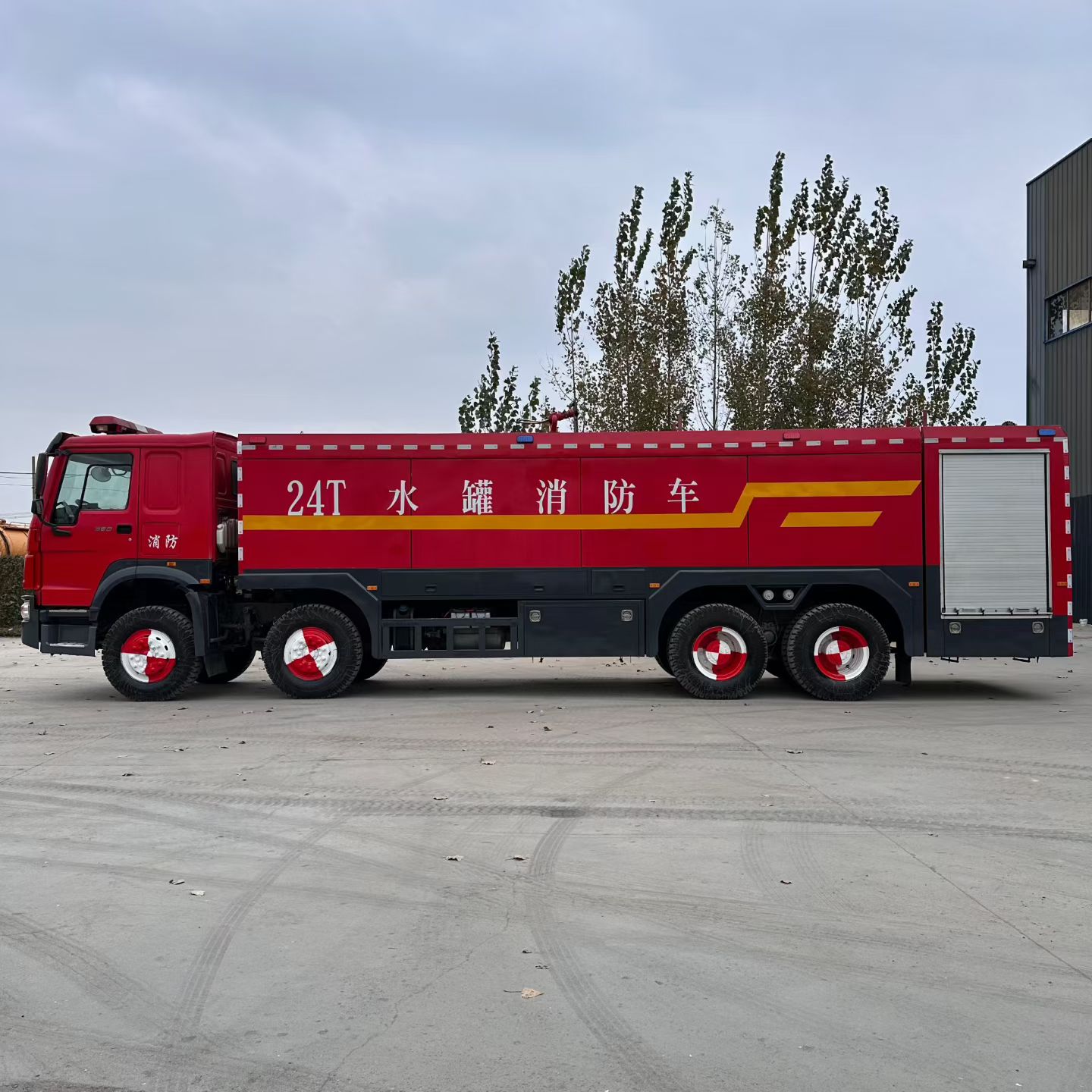 Zhongqi Haowo fire truck large emergency fire rescue fire water tank truck