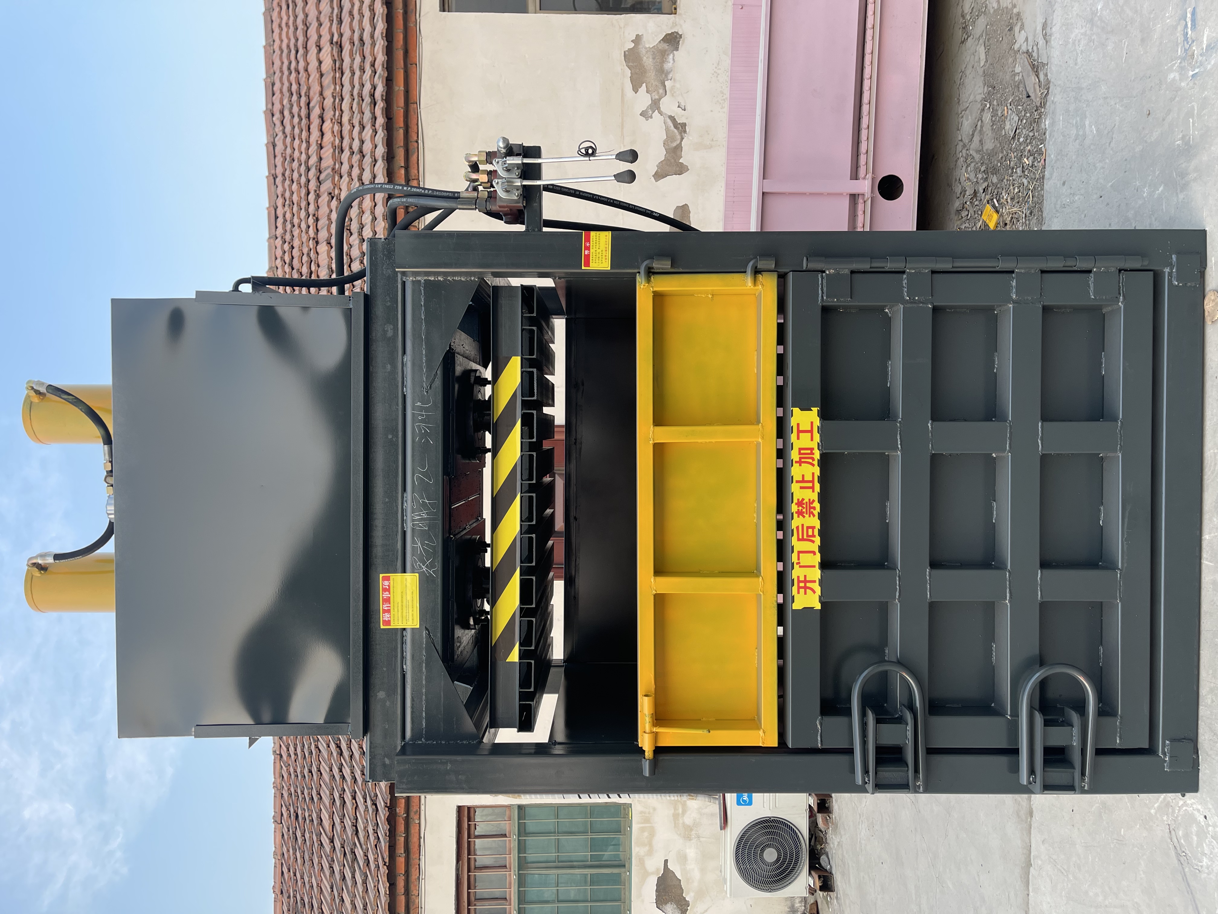 Vertical Hydraulic Baler