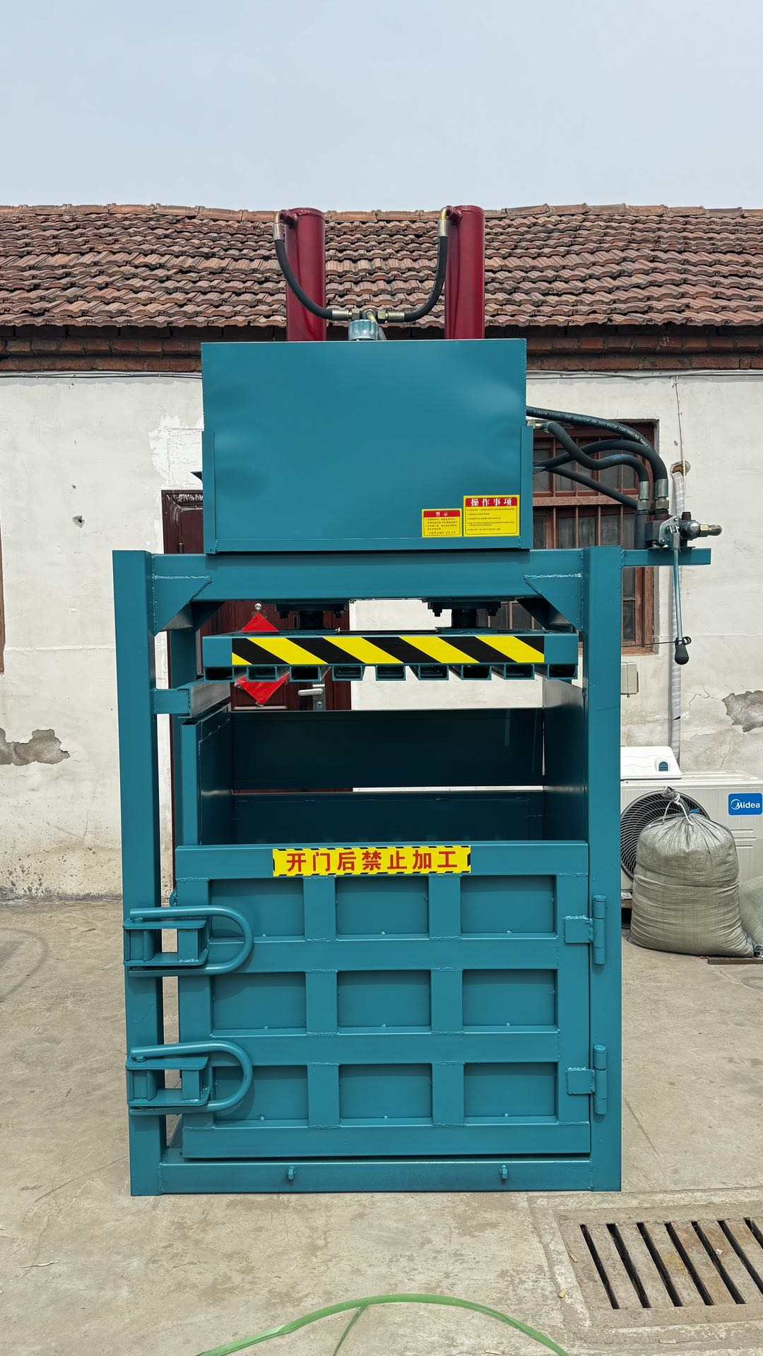Vertical Hydraulic Baler