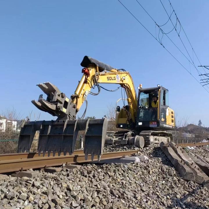 Excavator Sleeper Changer Hydraulic Sleeper Replacement Clamp 360° Rotating Fixture for Railway Maintenance