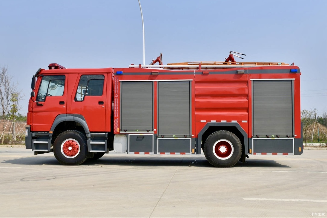 China Manufacturer Diesel Pumper Water Tanker Fire Rescue Truck with 7001-10000L Capacity for Wildland Firefighting