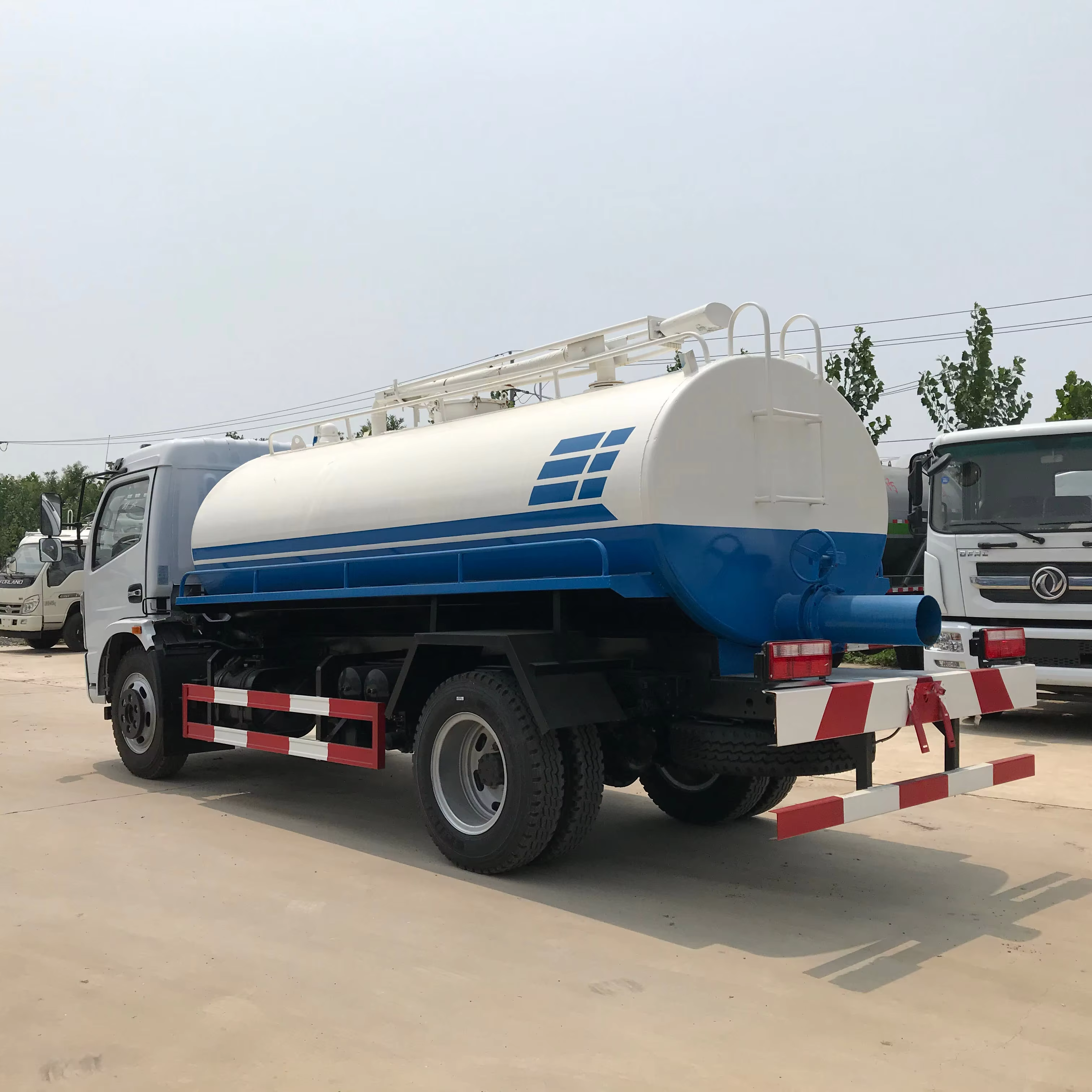 Small Chinese Manufacturer's High-quality Customizable Fecal Suction Truck  Manual Transmission Diesel Euro 3 Emission