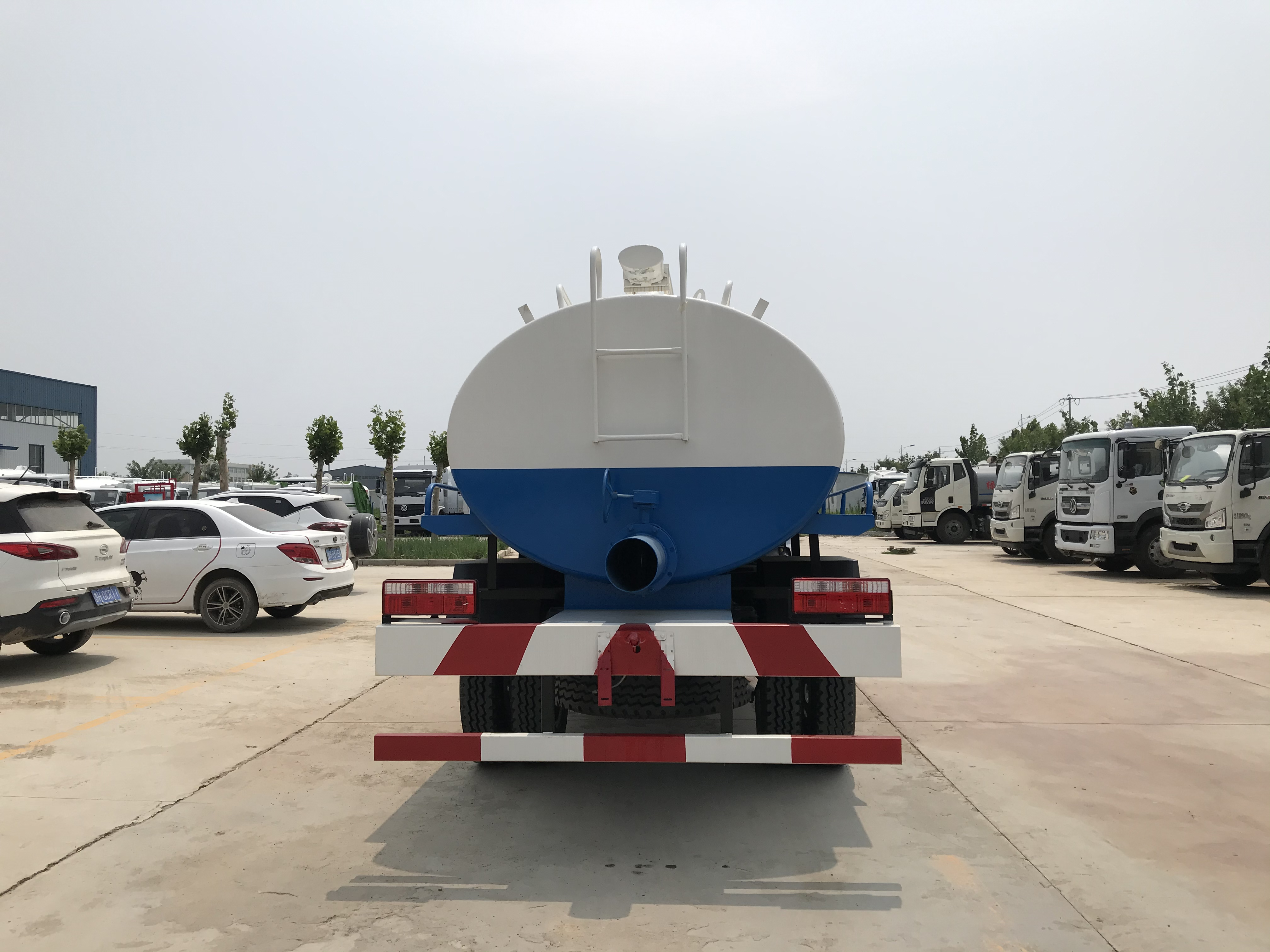 Small Chinese Manufacturer's High-quality Customizable Fecal Suction Truck  Manual Transmission Diesel Euro 3 Emission