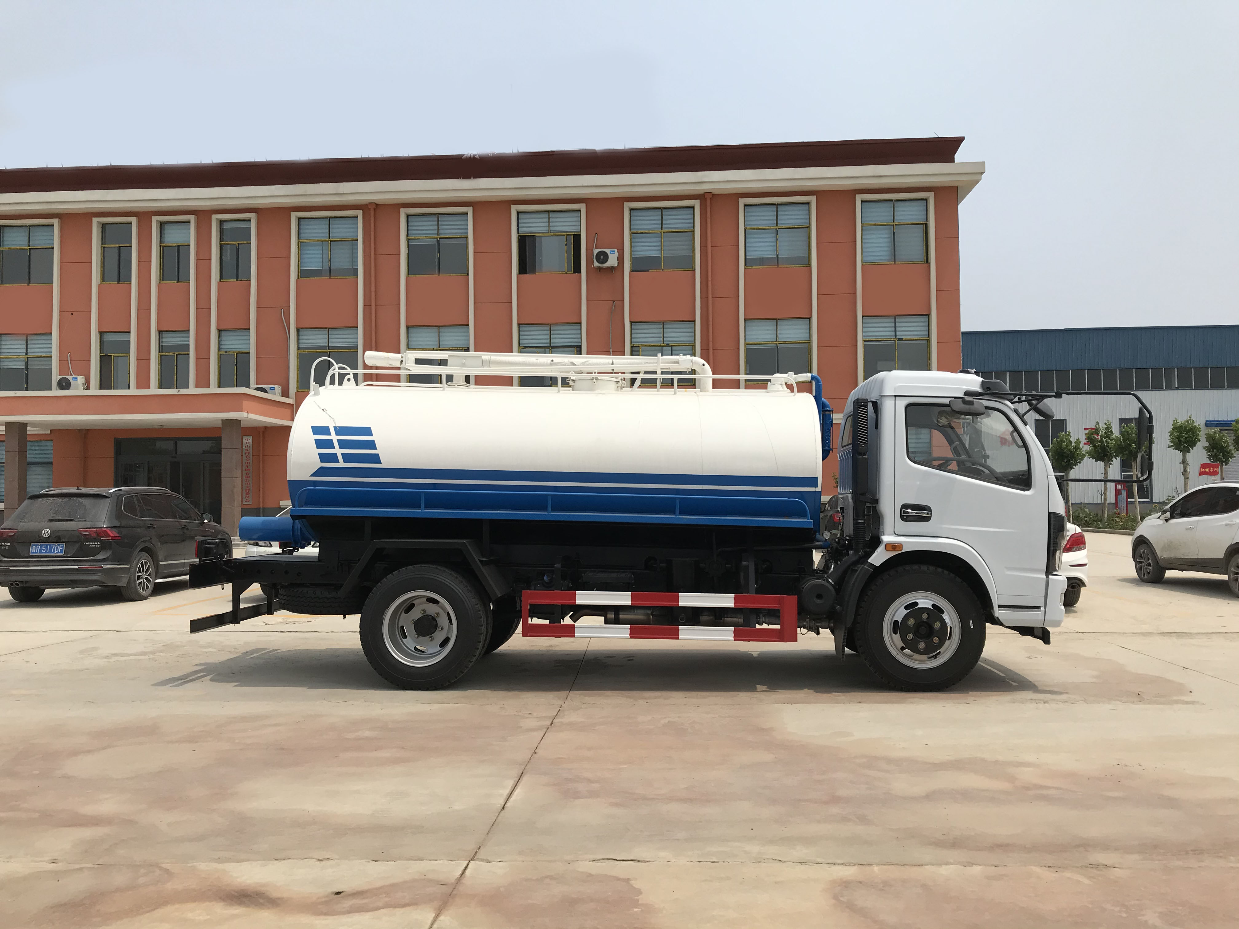 Small Chinese Manufacturer's High-quality Customizable Fecal Suction Truck  Manual Transmission Diesel Euro 3 Emission