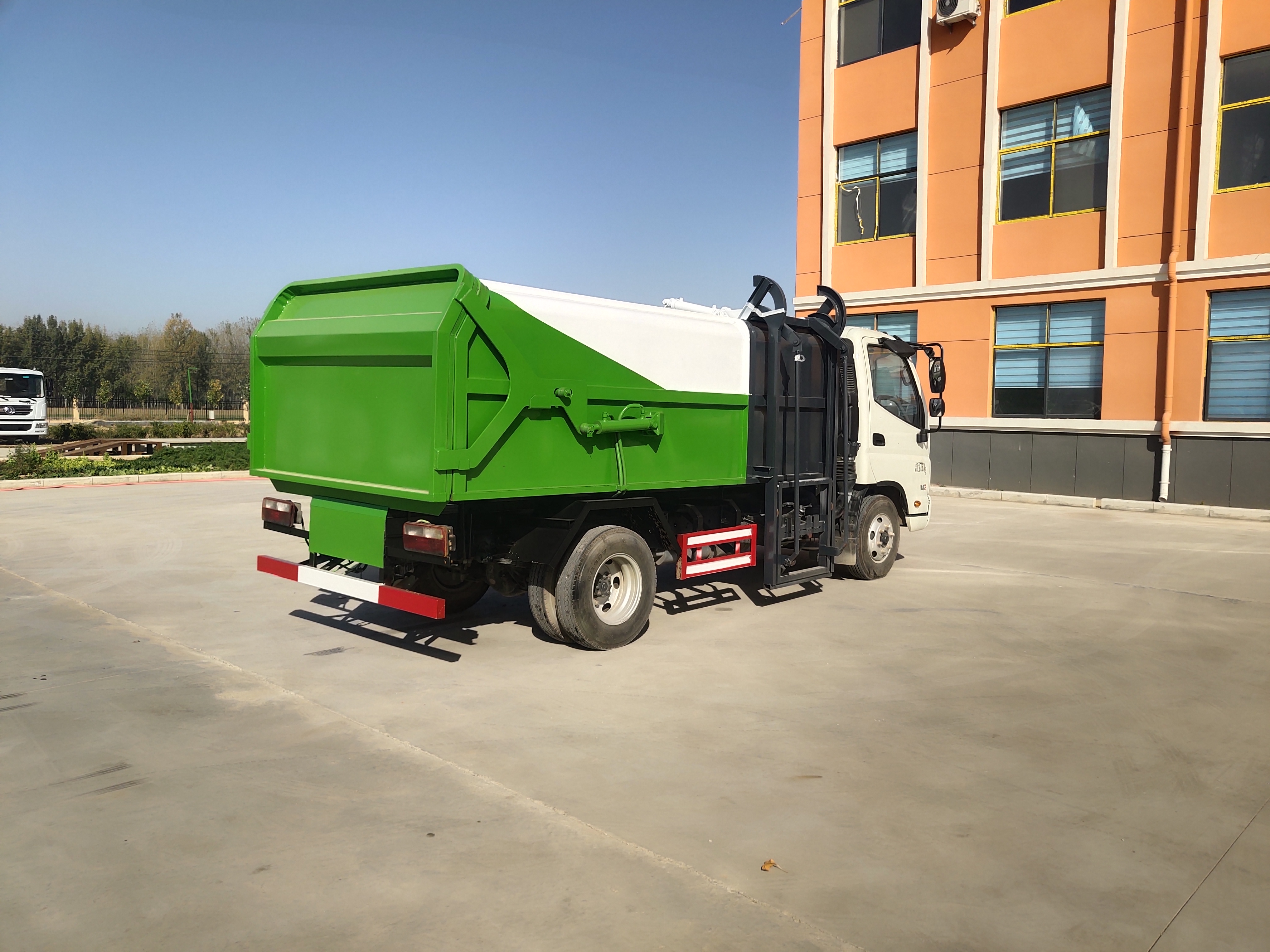 7 Cubic Meters New High-quality 4x2 Manual Diesel Engine Hanging Bucket Recycling Garbage Truck Customizable