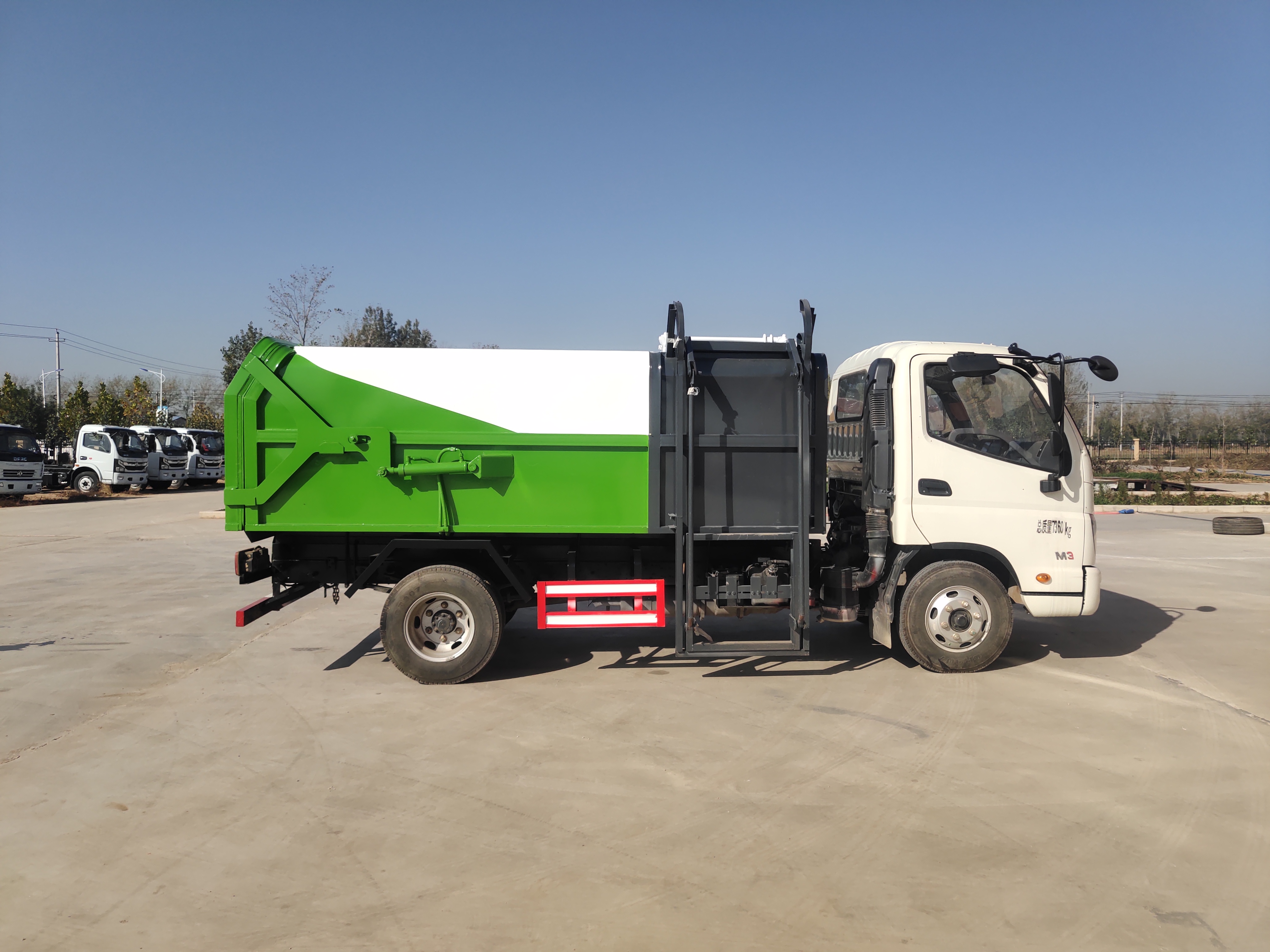 7 Cubic Meters New High-quality 4x2 Manual Diesel Engine Hanging Bucket Recycling Garbage Truck Customizable