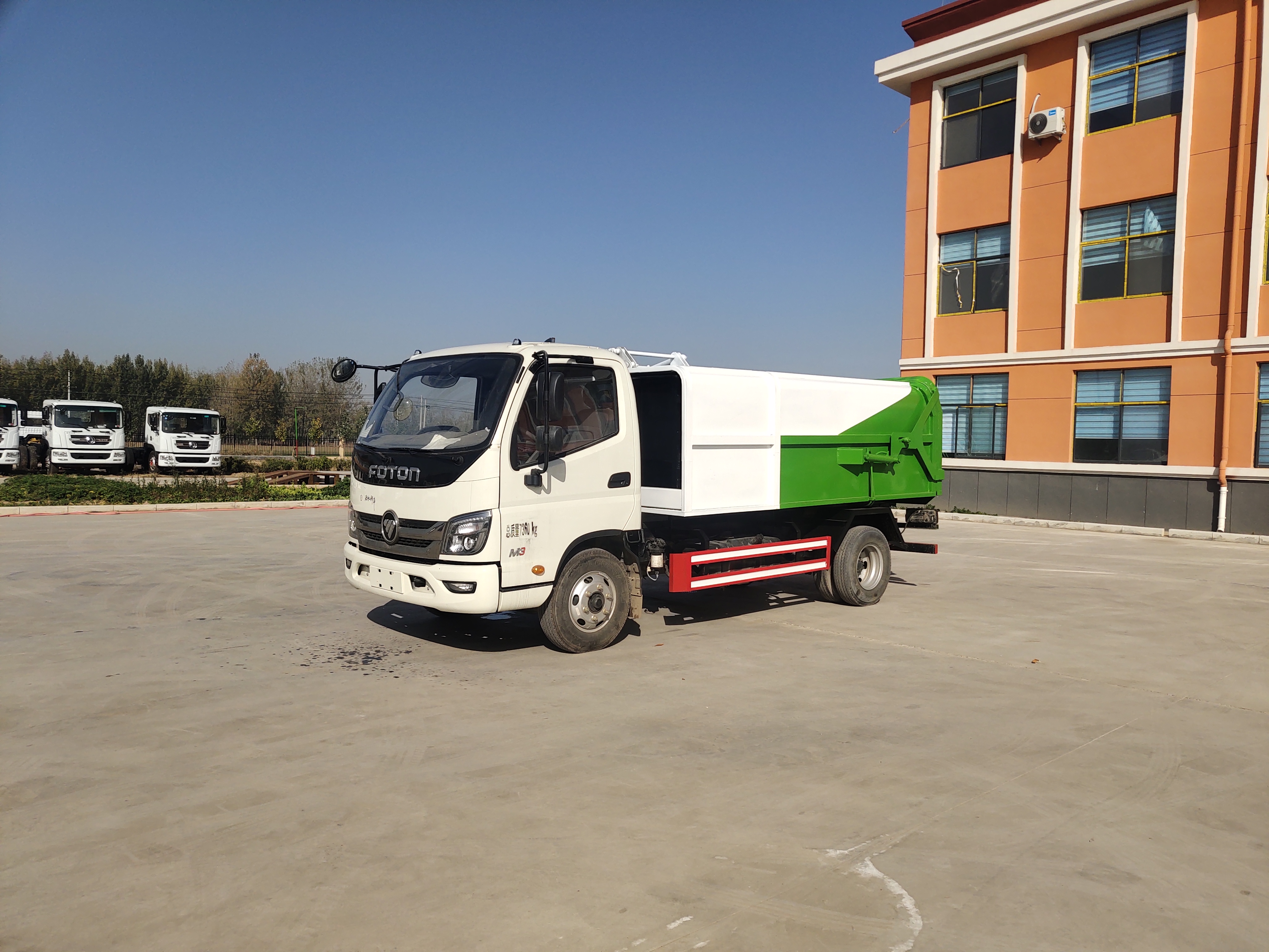 7 Cubic Meters New High-quality 4x2 Manual Diesel Engine Hanging Bucket Recycling Garbage Truck Customizable