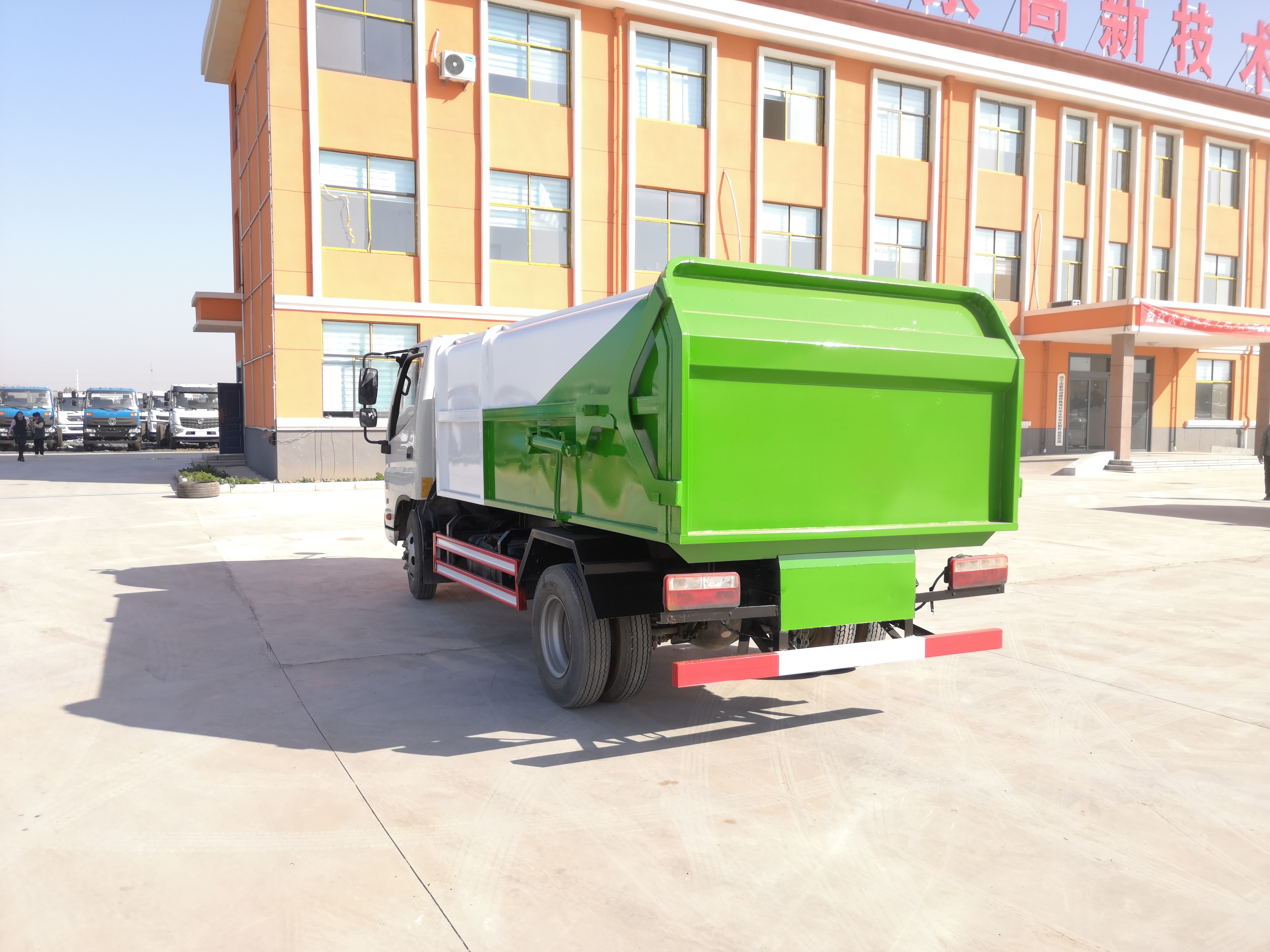 7 Cubic Meters New High-quality 4x2 Manual Diesel Engine Hanging Bucket Recycling Garbage Truck Customizable