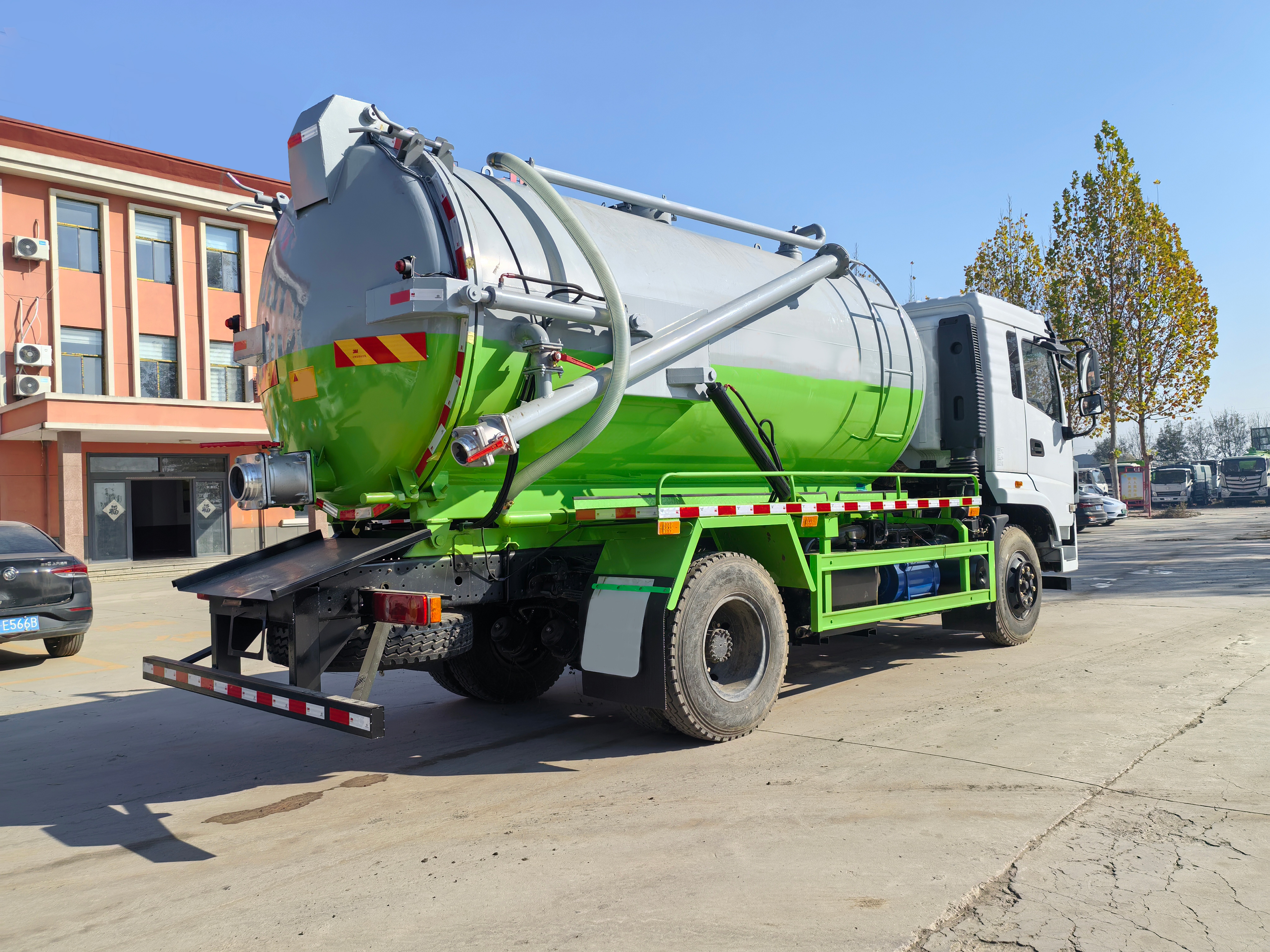 Factory Direct Customizable Dongfeng Manual Diesel Vacuum Sewer Suction Truck Large-Scale Municipal High-Pressure Cleaning