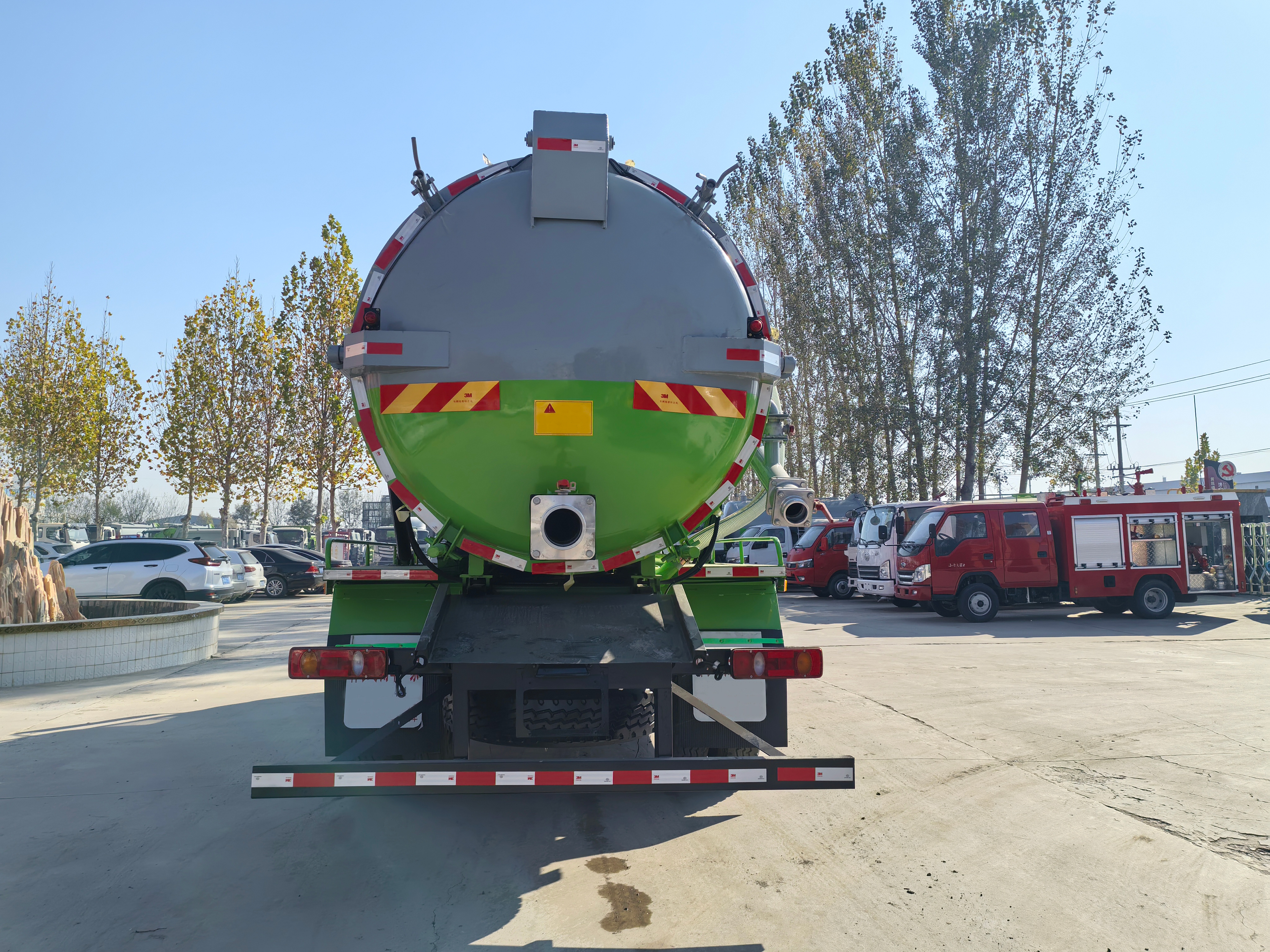 Factory Direct Customizable Dongfeng Manual Diesel Vacuum Sewer Suction Truck Large-Scale Municipal High-Pressure Cleaning