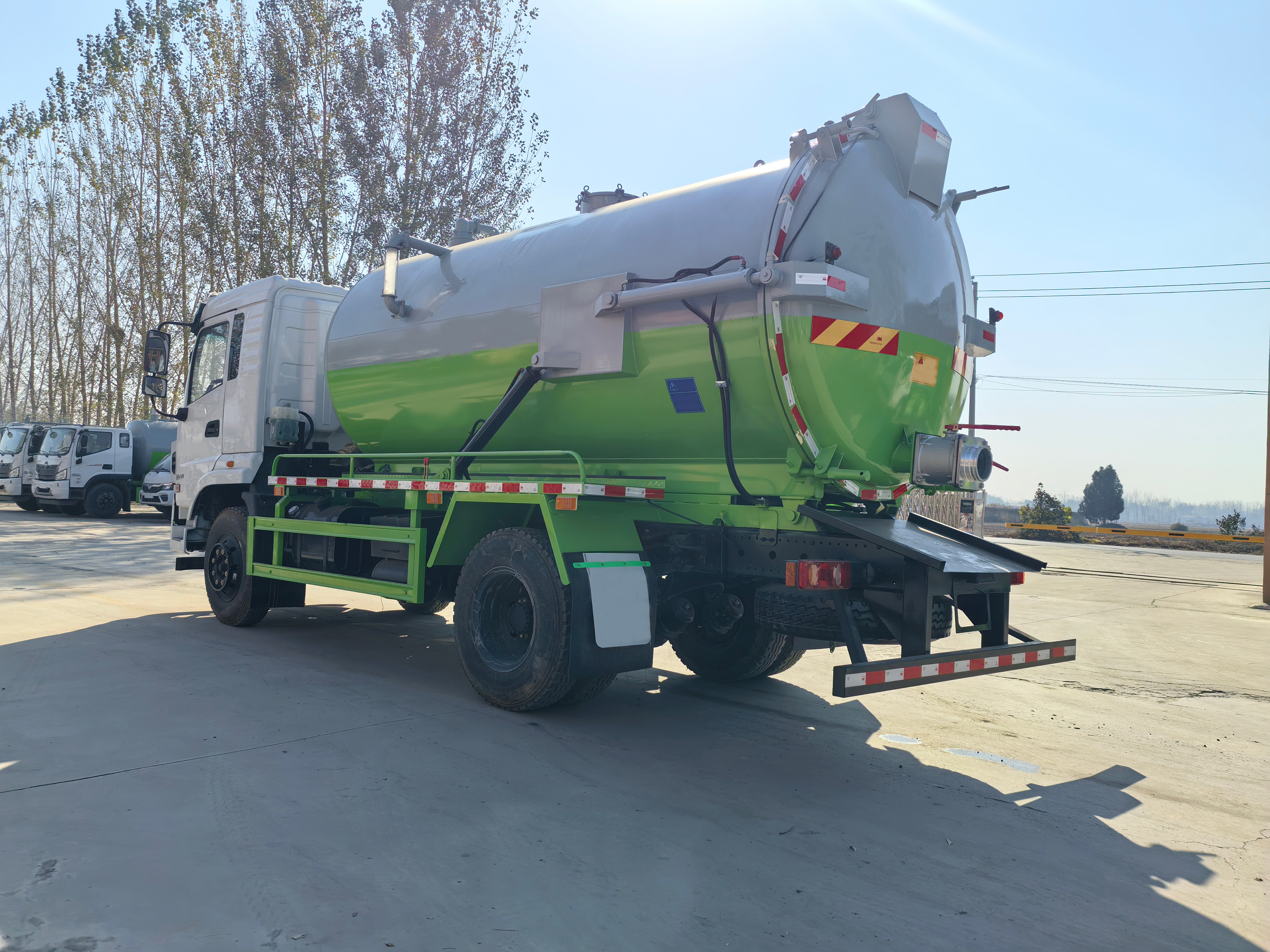 Factory Direct Customizable Dongfeng Manual Diesel Vacuum Sewer Suction Truck Large-Scale Municipal High-Pressure Cleaning