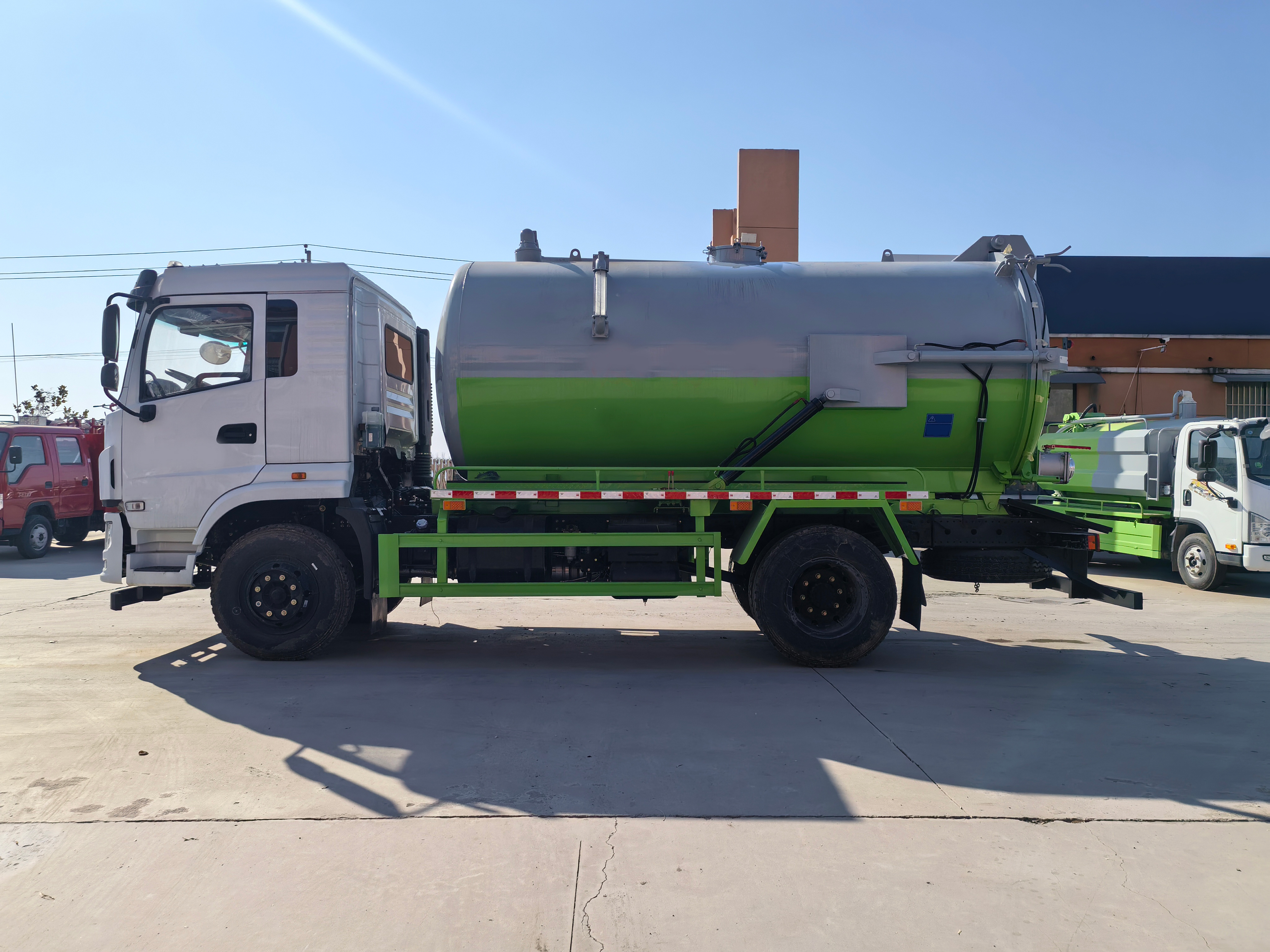Factory Direct Customizable Dongfeng Manual Diesel Vacuum Sewer Suction Truck Large-Scale Municipal High-Pressure Cleaning