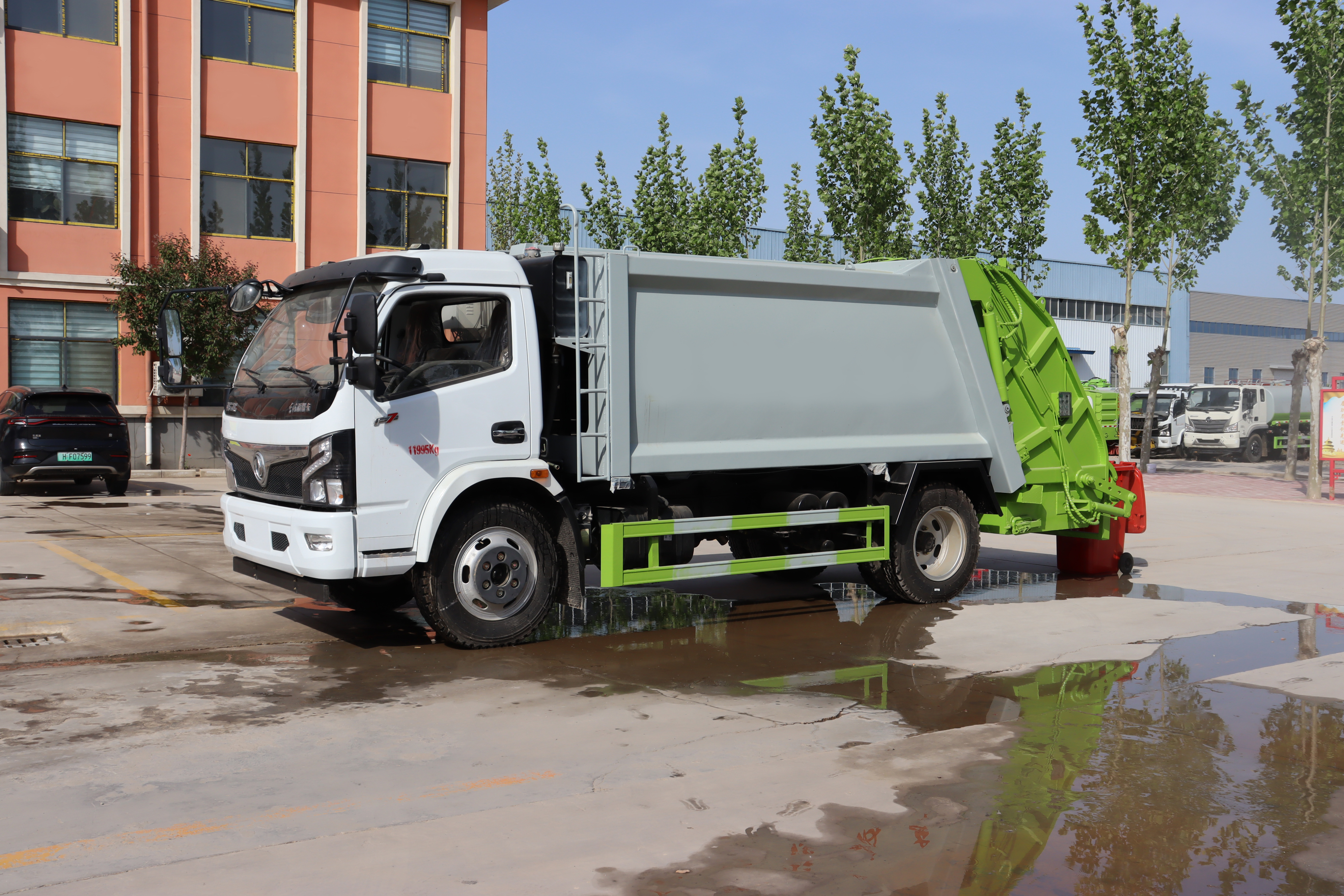 Factory-Direct Customizable Diesel Manual 4x2 Engine EURO 5 Garbage Compactor Truck Barrelized Domestic Waste Collection