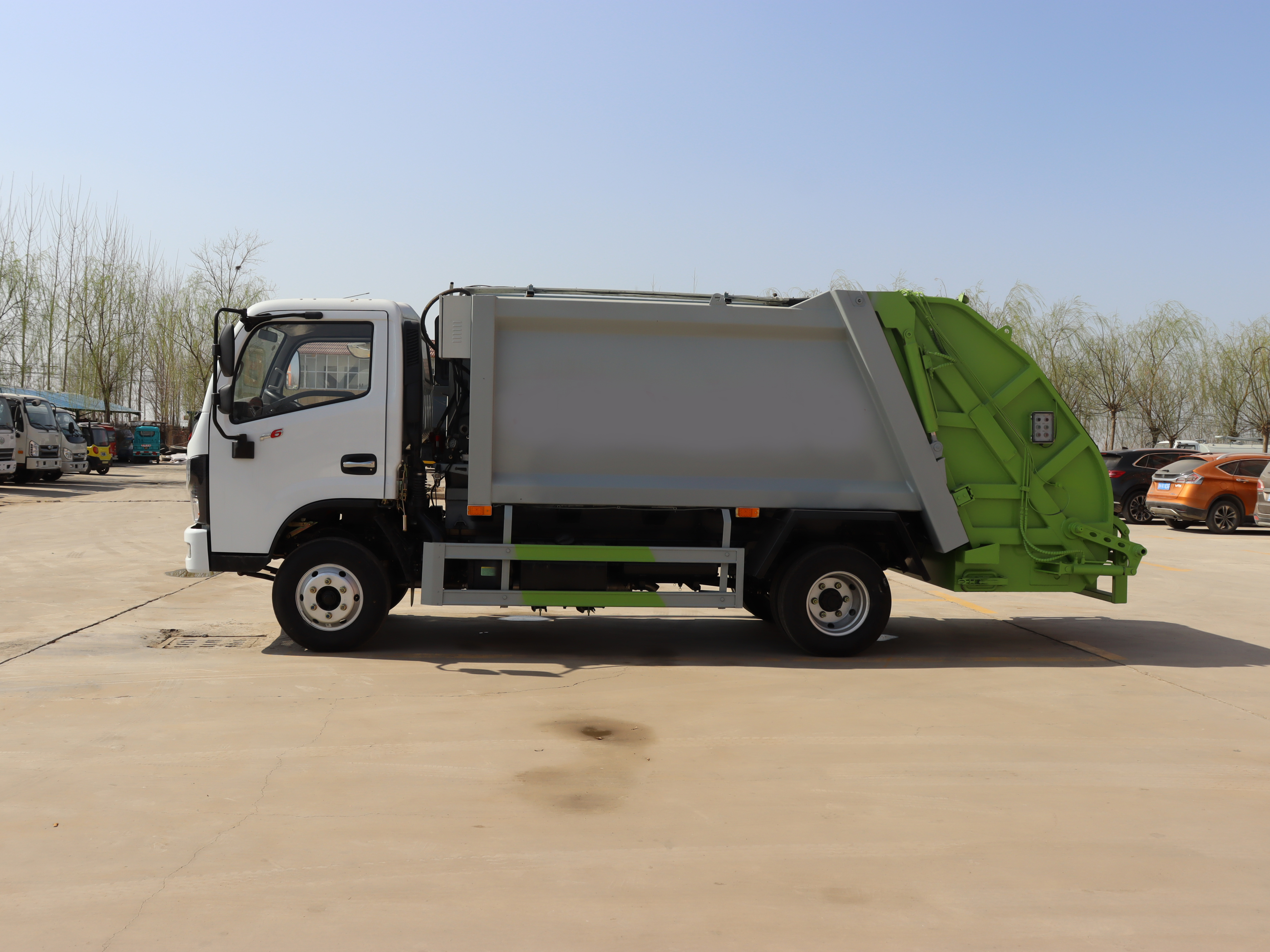 5 Cubic Compression Type 4x2 Diesel Manual Transmission Compactor Garbage Collection Truck Dongfeng Chassis Euro 5 Emission