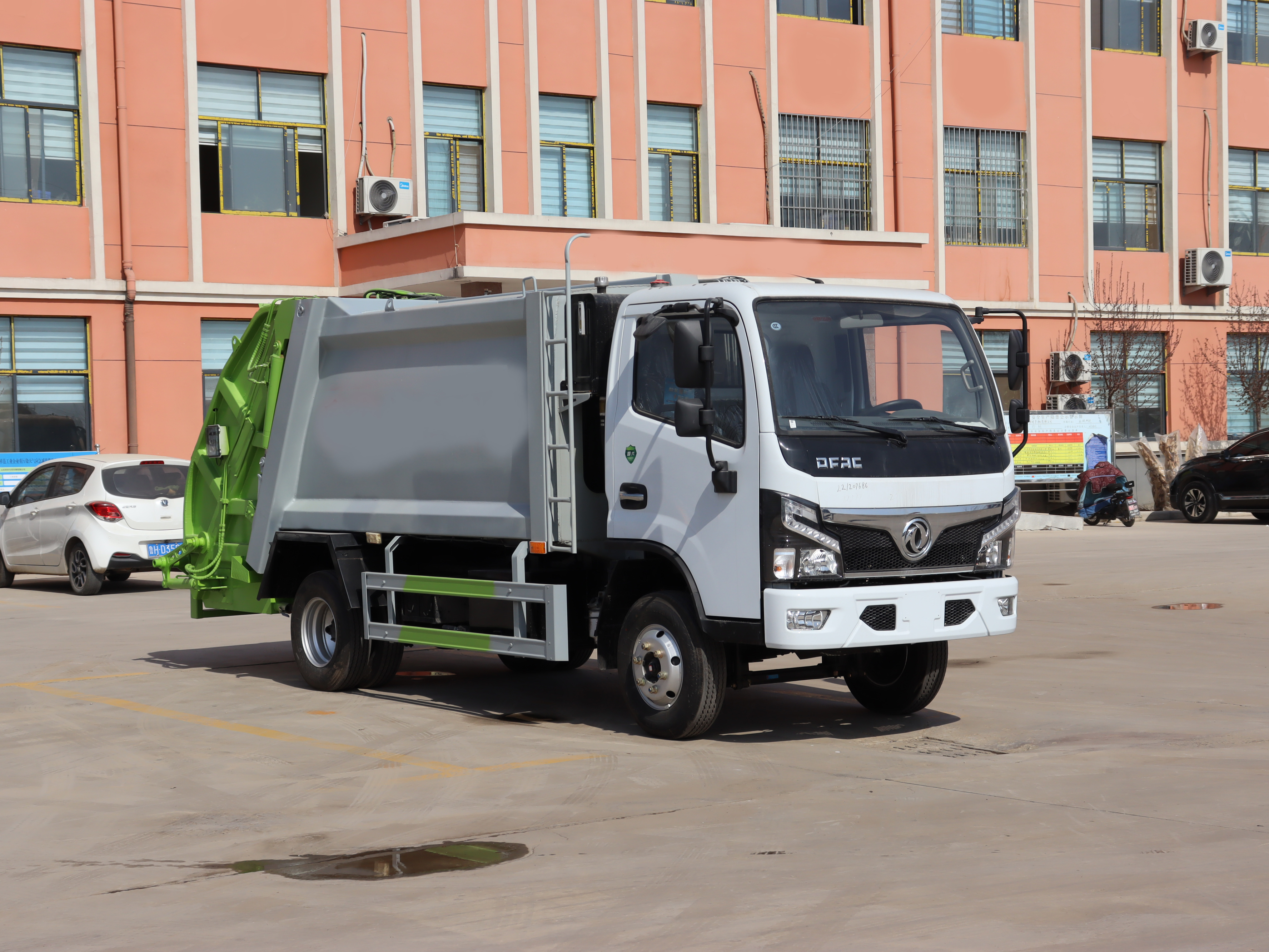 5 Cubic Compression Type 4x2 Diesel Manual Transmission Compactor Garbage Collection Truck Dongfeng Chassis Euro 5 Emission