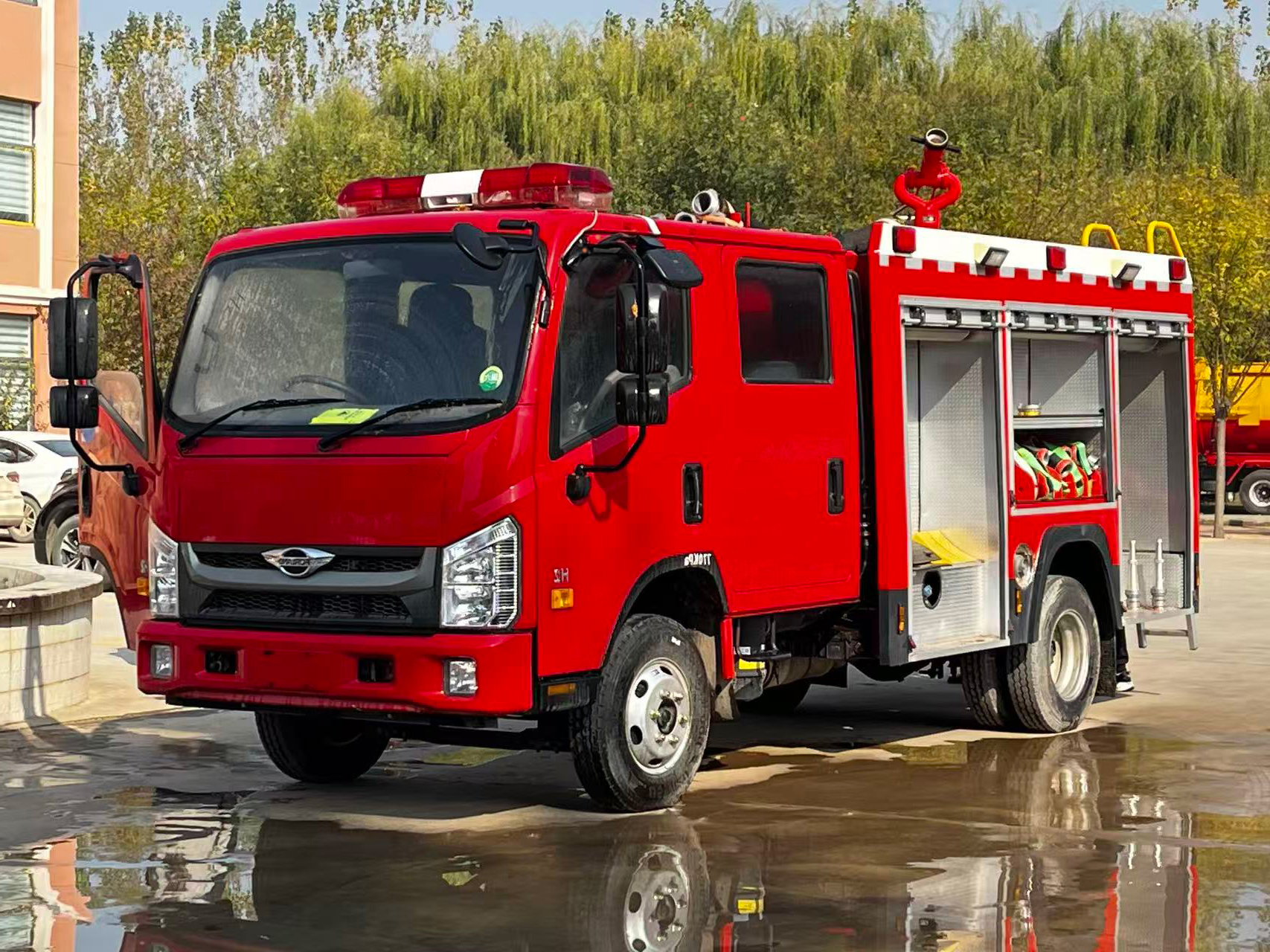 Foton H2 Fire Sprinkler Tanker Pumper Truck-New 4x2 Diesel-3001-5000L Tank Capacity-Versatile Street Rescue Vehicle