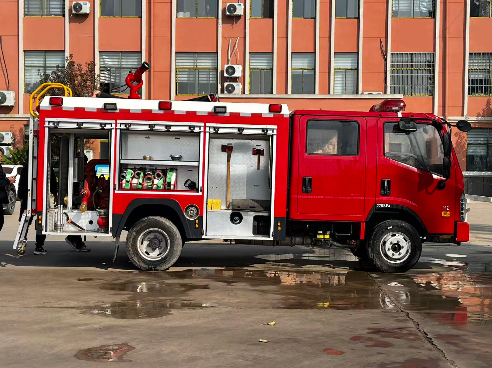 Foton H2 Fire Sprinkler Tanker Pumper Truck-New 4x2 Diesel-3001-5000L Tank Capacity-Versatile Street Rescue Vehicle