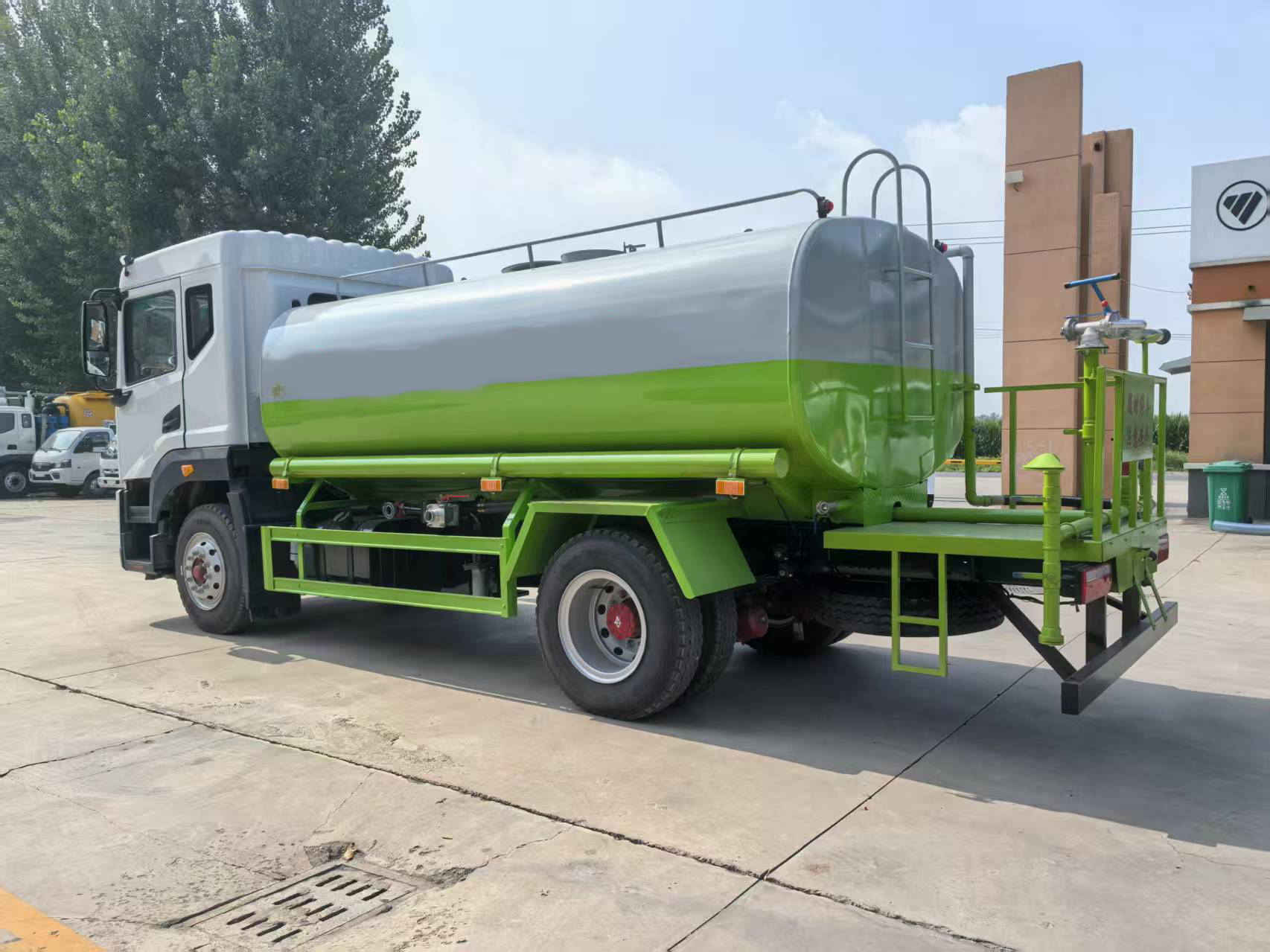 Dongfeng  14 Cubic Meters 4x2 Diesel Sewage/Sprinkler Truck-EURO 5 Emission for Municipal Sanitation & Water Transportation