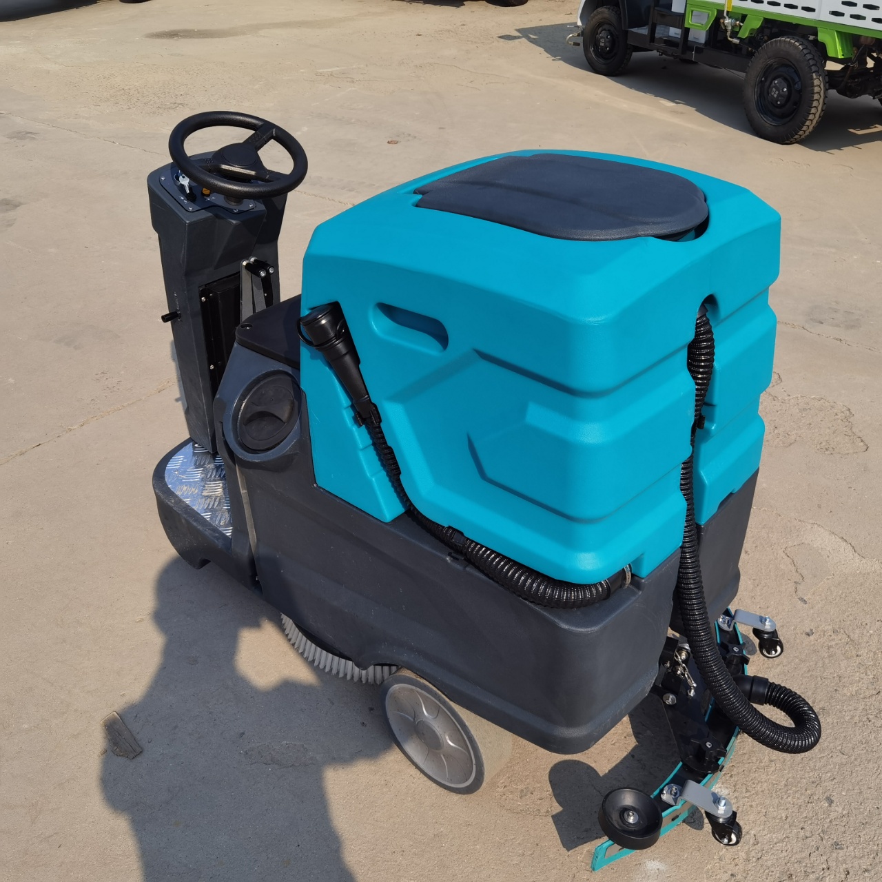 Heavy Duty QM900 Floor Scrubber | High Efficiency Cleaning Equipment