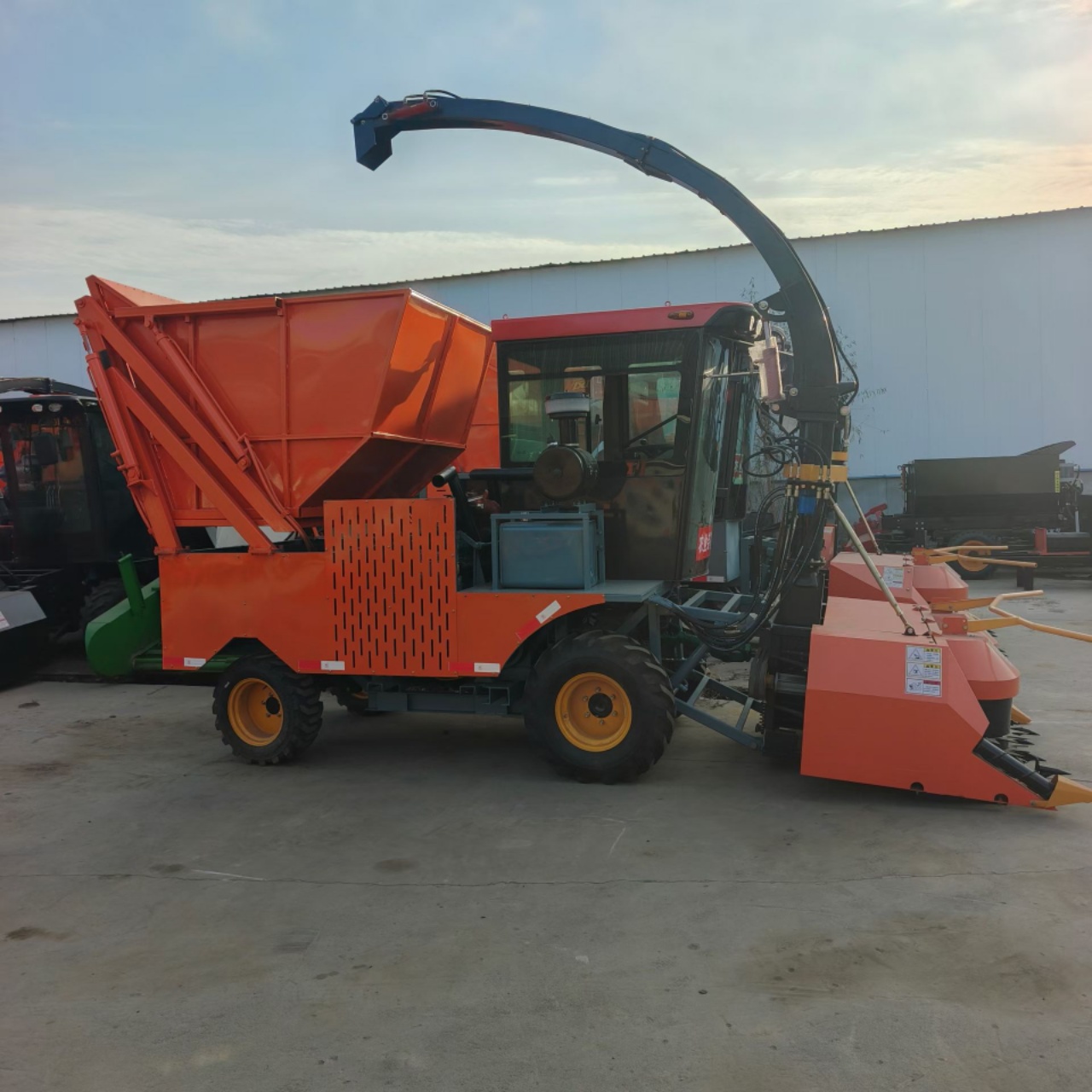 This crawler forage harvester is powered by 180HP engine, with 1800 disc grain crushing header and 5.5m³ heightened box. Full hydraulic operation, 5cm adjustable cutting height, 10-20 ton/h efficienc10-20 Ton/H Crawler Type Silage Harvester for Farm Crops