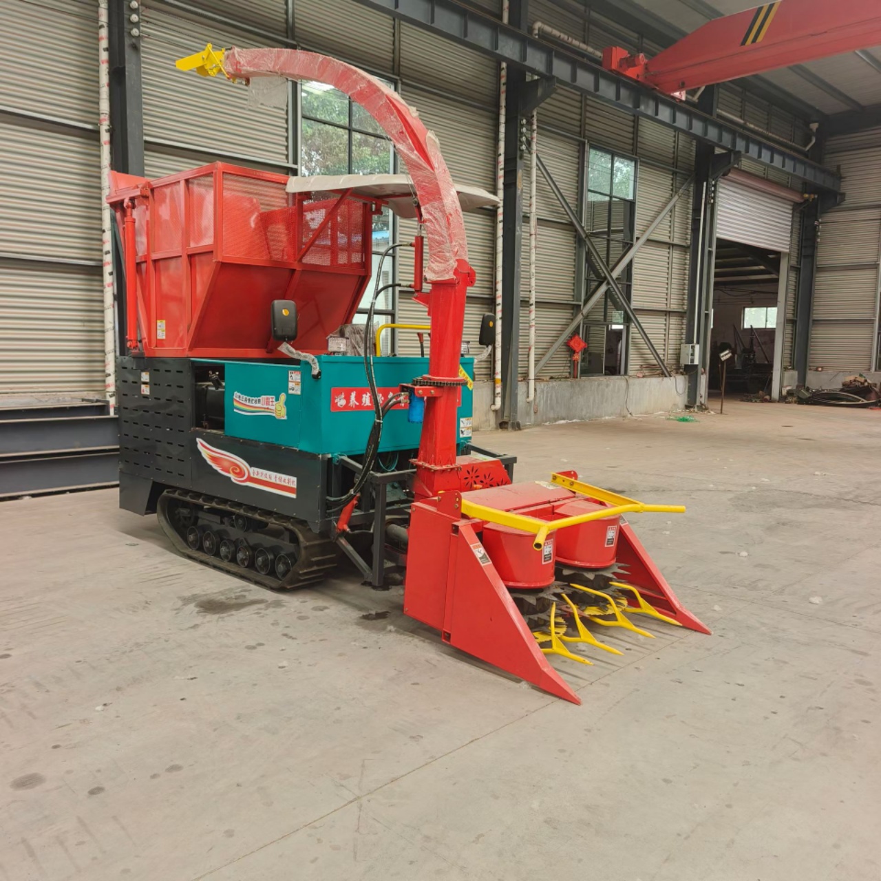 This crawler forage harvester is powered by 180HP engine, with 1800 disc grain crushing header and 5.5m³ heightened box. Full hydraulic operation, 5cm adjustable cutting height, 10-20 ton/h efficienc10-20 Ton/H Crawler Type Silage Harvester for Farm Crops