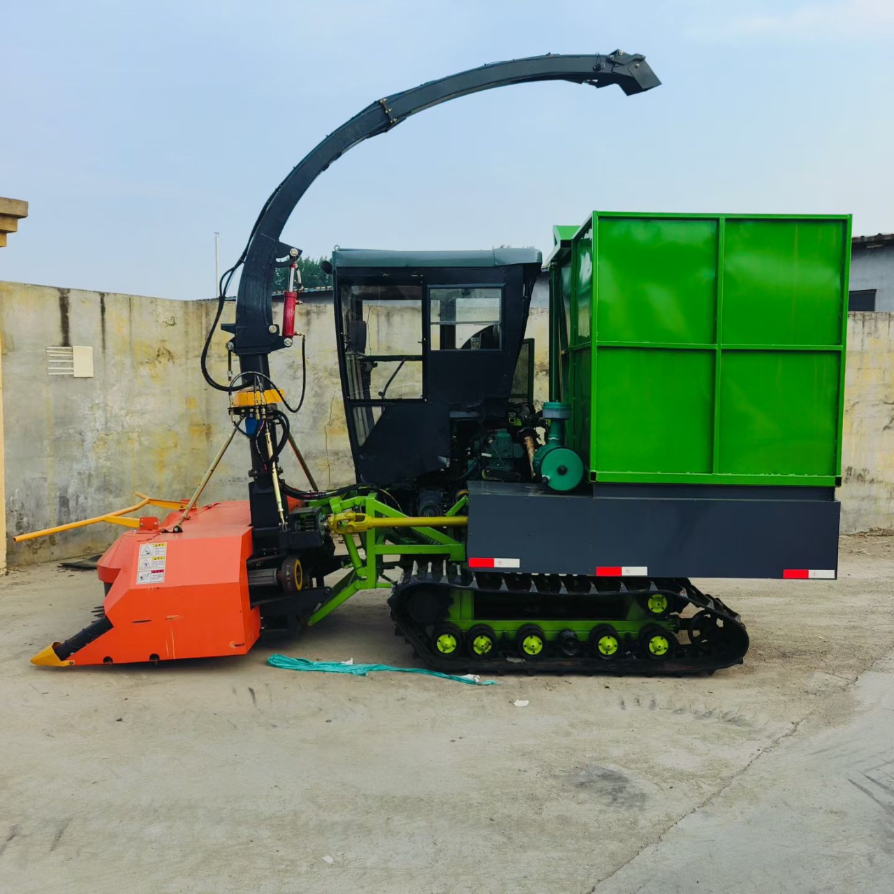 This crawler forage harvester is powered by 180HP engine, with 1800 disc grain crushing header and 5.5m³ heightened box. Full hydraulic operation, 5cm adjustable cutting height, 10-20 ton/h efficienc10-20 Ton/H Crawler Type Silage Harvester for Farm Crops
