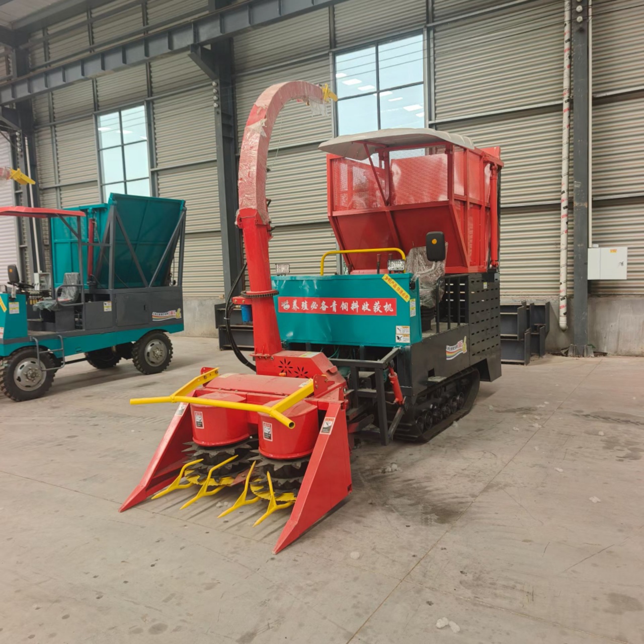 This crawler forage harvester is powered by 180HP engine, with 1800 disc grain crushing header and 5.5m³ heightened box. Full hydraulic operation, 5cm adjustable cutting height, 10-20 ton/h efficienc10-20 Ton/H Crawler Type Silage Harvester for Farm Crops