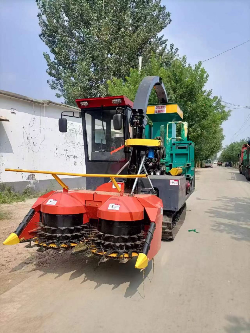 This crawler forage harvester is powered by 180HP engine, with 1800 disc grain crushing header and 5.5m³ heightened box. Full hydraulic operation, 5cm adjustable cutting height, 10-20 ton/h efficienc10-20 Ton/H Crawler Type Silage Harvester for Farm Crops