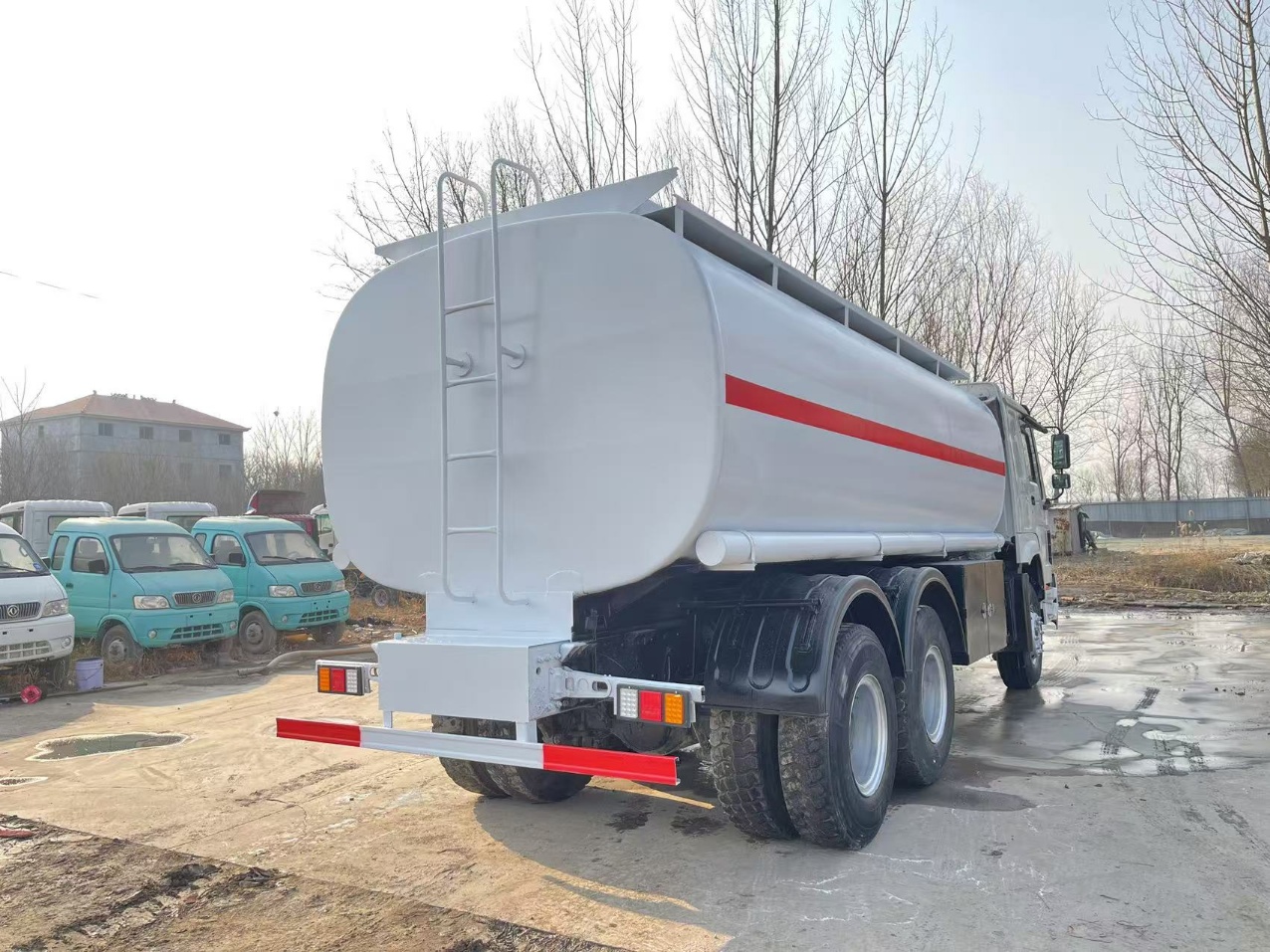 20m³ Mobile Fuel Tanker Truck Sinotruk Howo 380HP Weichai Engine