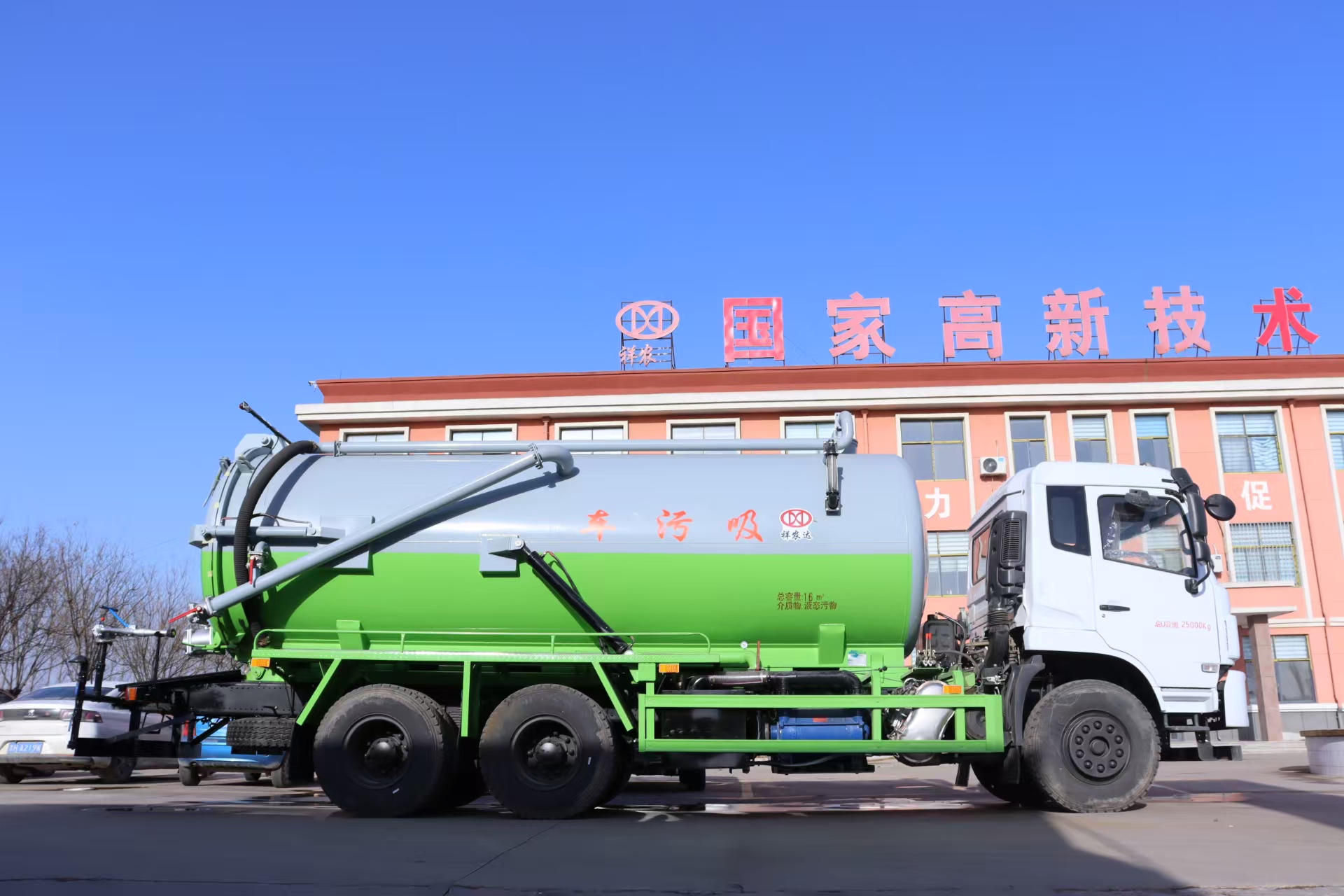 Dongfeng Brand PLC Controlled Engine Vacuum Truck for Septic Tank Cleaning Industrial Waste Sewage Suction