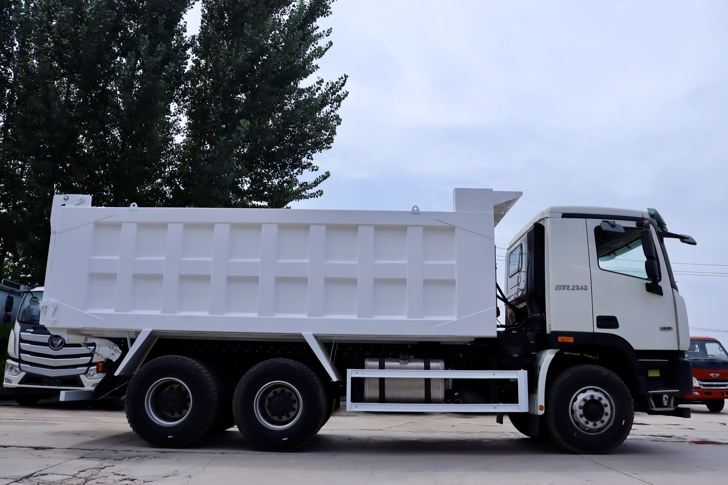 Customizable New Foton Auman 6x4 Diesel Euro 4 Heavy Dump Truck with Right Steering for Engine Rear Camera & FAST Gearbox