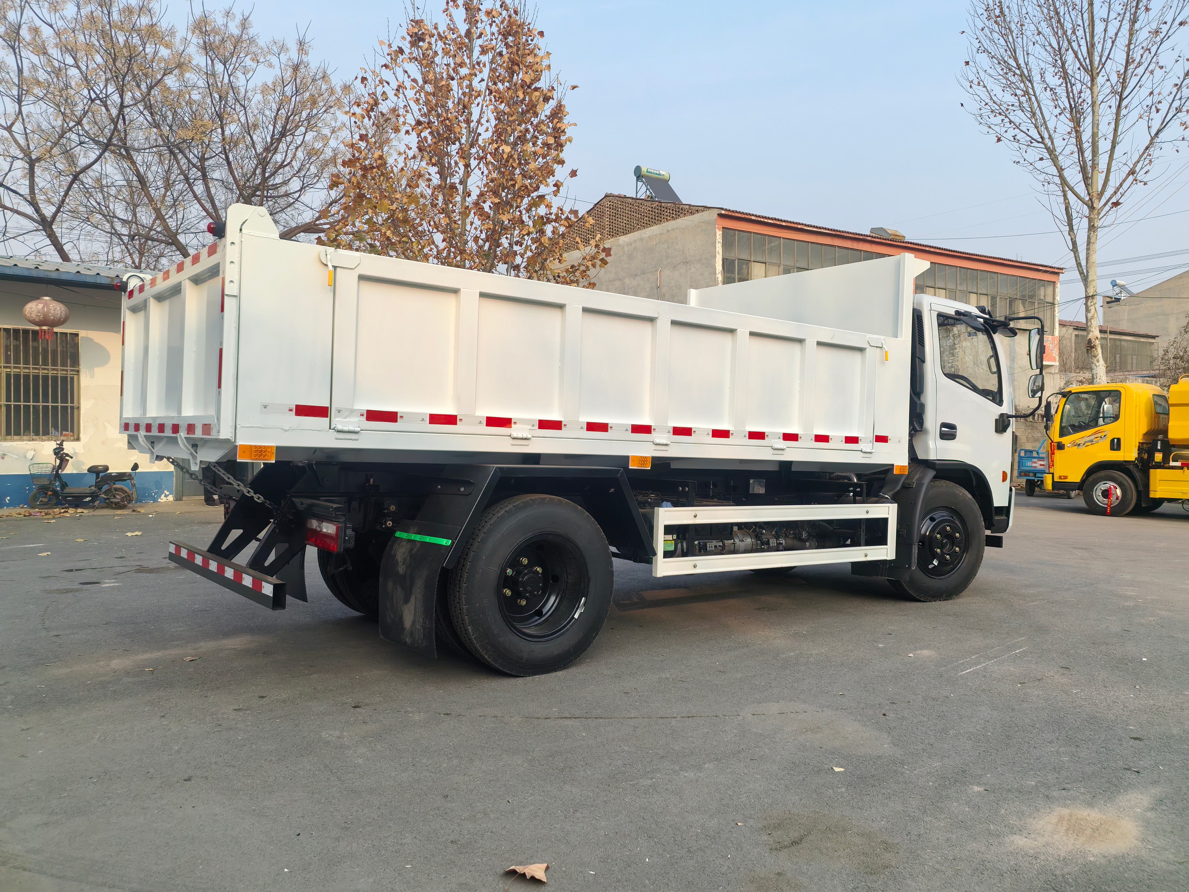 New Dongfeng 4x2 Diesel Dump Truck with Manual Gearbox EURO 5 Emission for Recycling & Waste Transport