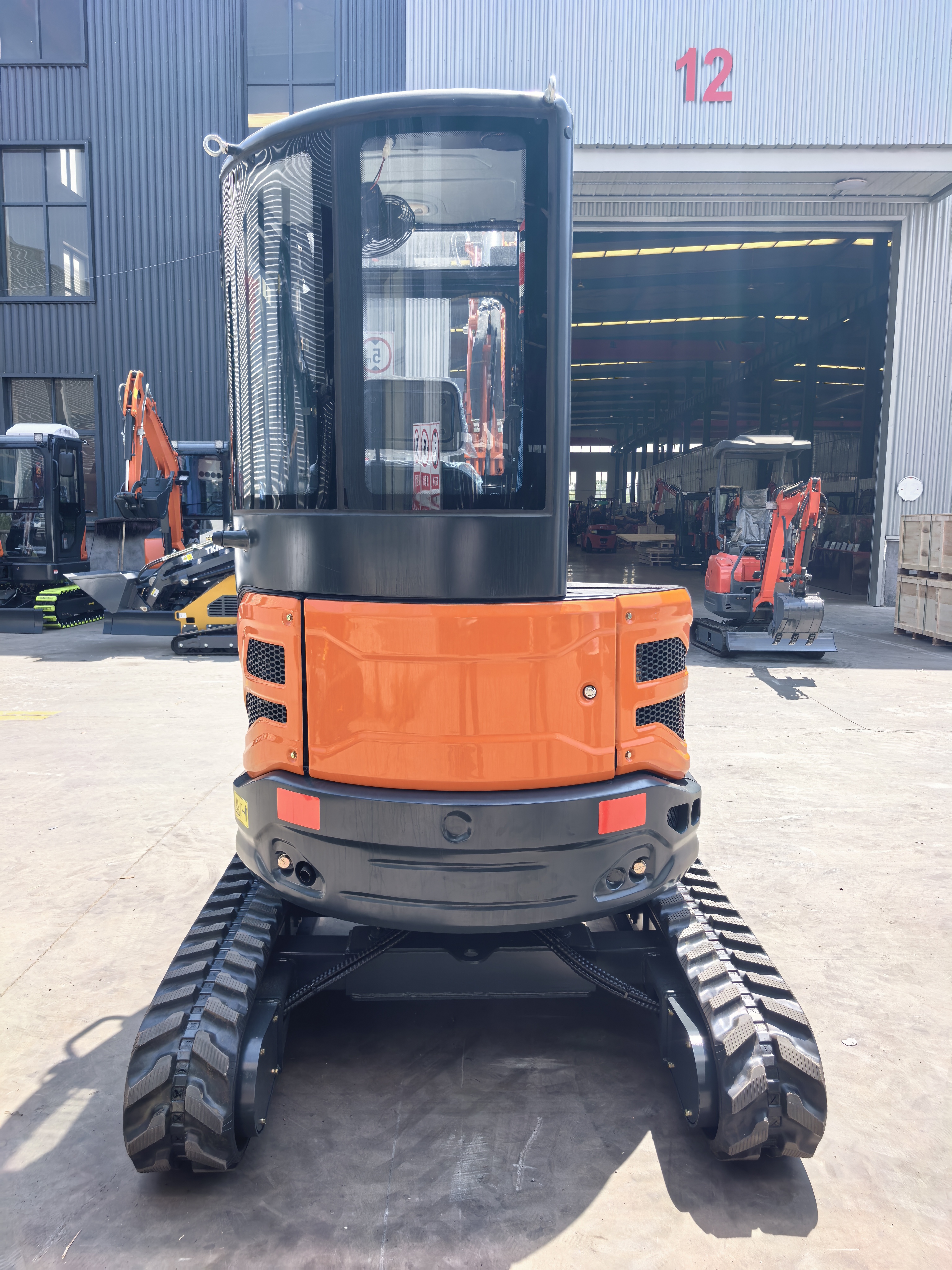 Free shipping. EPA/EURO 5 Chinese mini excavator, EPA, Kubota engine, 2-ton, 1-ton, 1.7-ton excavator cab, mini excavator, 3.5-ton for sale.