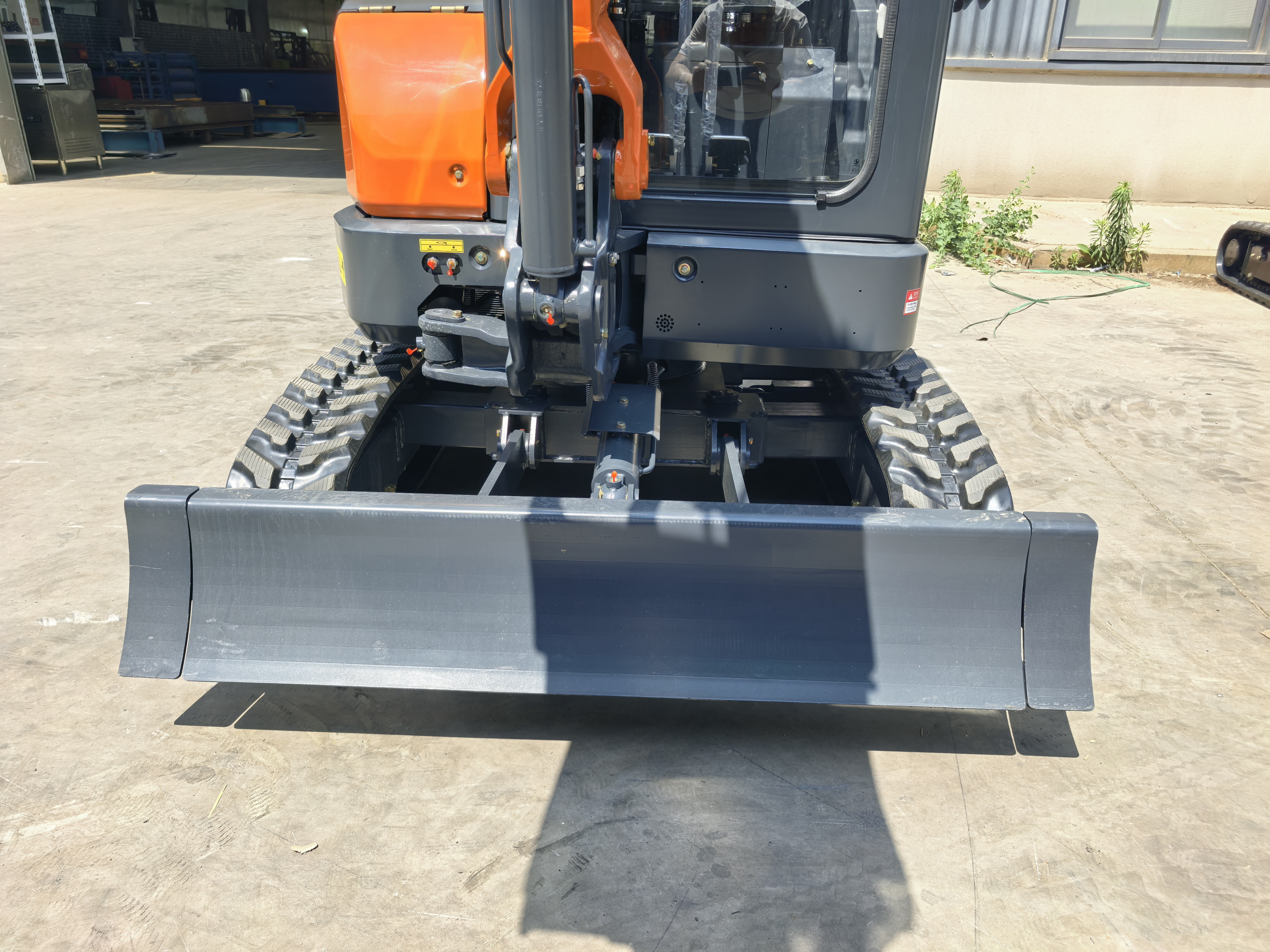 Free shipping. EPA/EURO 5 Chinese mini excavator, EPA, Kubota engine, 2-ton, 1-ton, 1.7-ton excavator cab, mini excavator, 3.5-ton for sale.