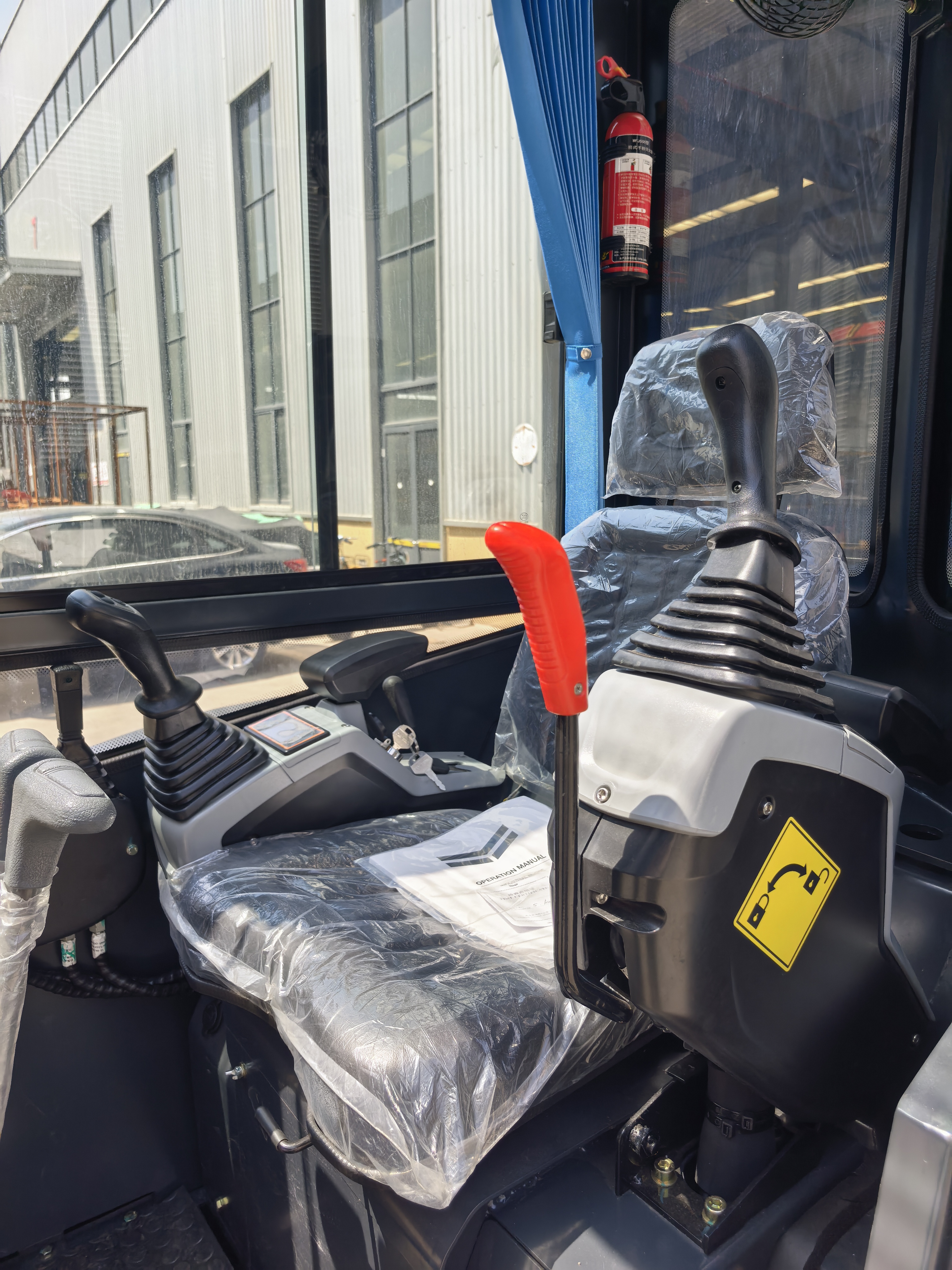 Free shipping. EPA/EURO 5 Chinese mini excavator, EPA, Kubota engine, 2-ton, 1-ton, 1.7-ton excavator cab, mini excavator, 3.5-ton for sale.