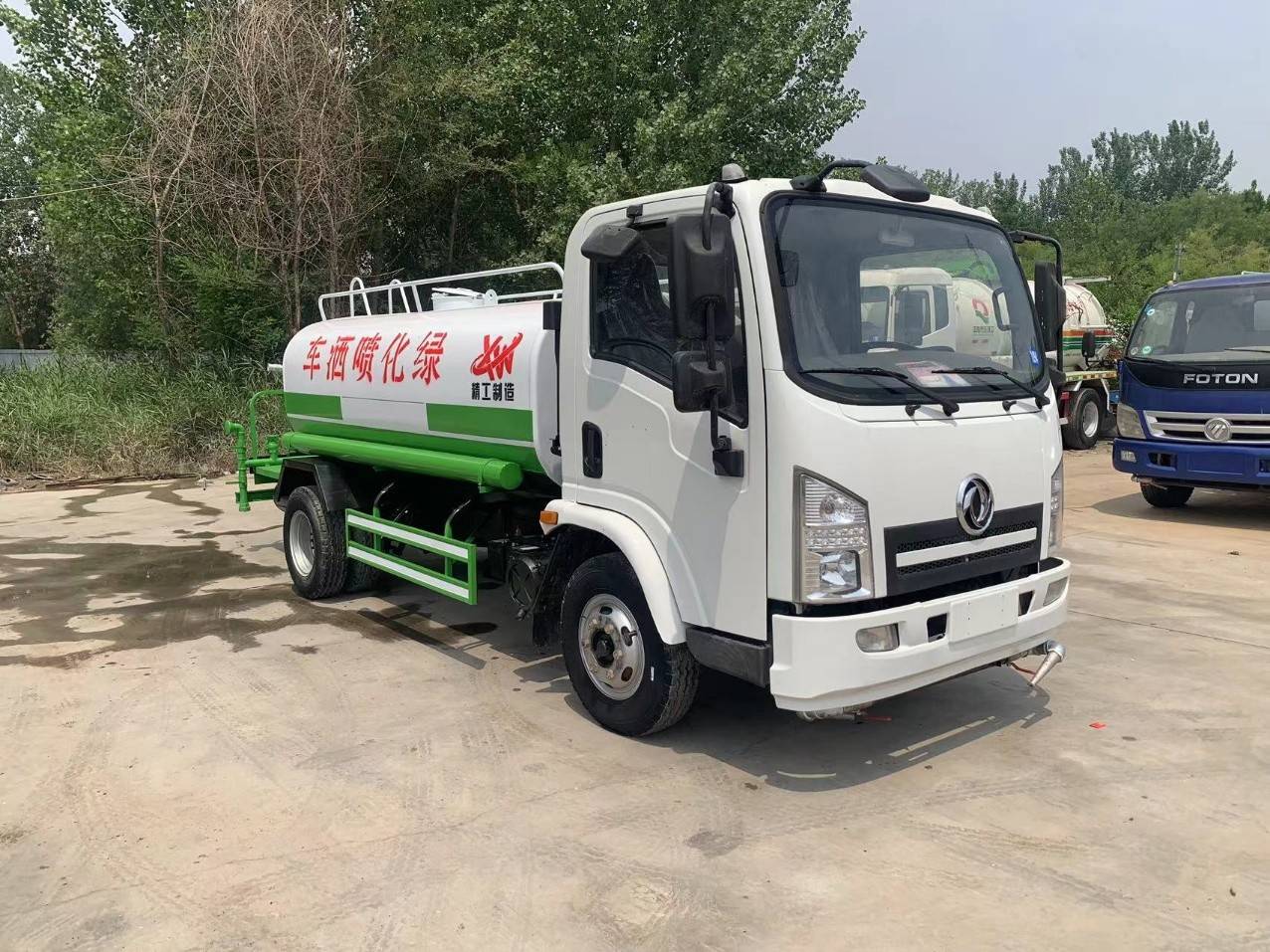 Water sprinkler truck, landscaping truck, large fog cannon dust suppression truck, water tanker